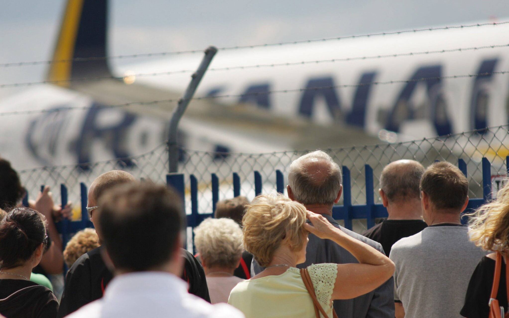 09.07.2009 JASIONKA K/ RZESZOWA , LOTNISKO JASIONKA PRZYLOT SAMOLOTU LINII RYANAIR Z LONDYNU , NZ. RODZINY PASAZEROW OBSERWUJA LADOWANIE . FOT. FRANCISZEK MAZUR / AGENCJA GAZETA