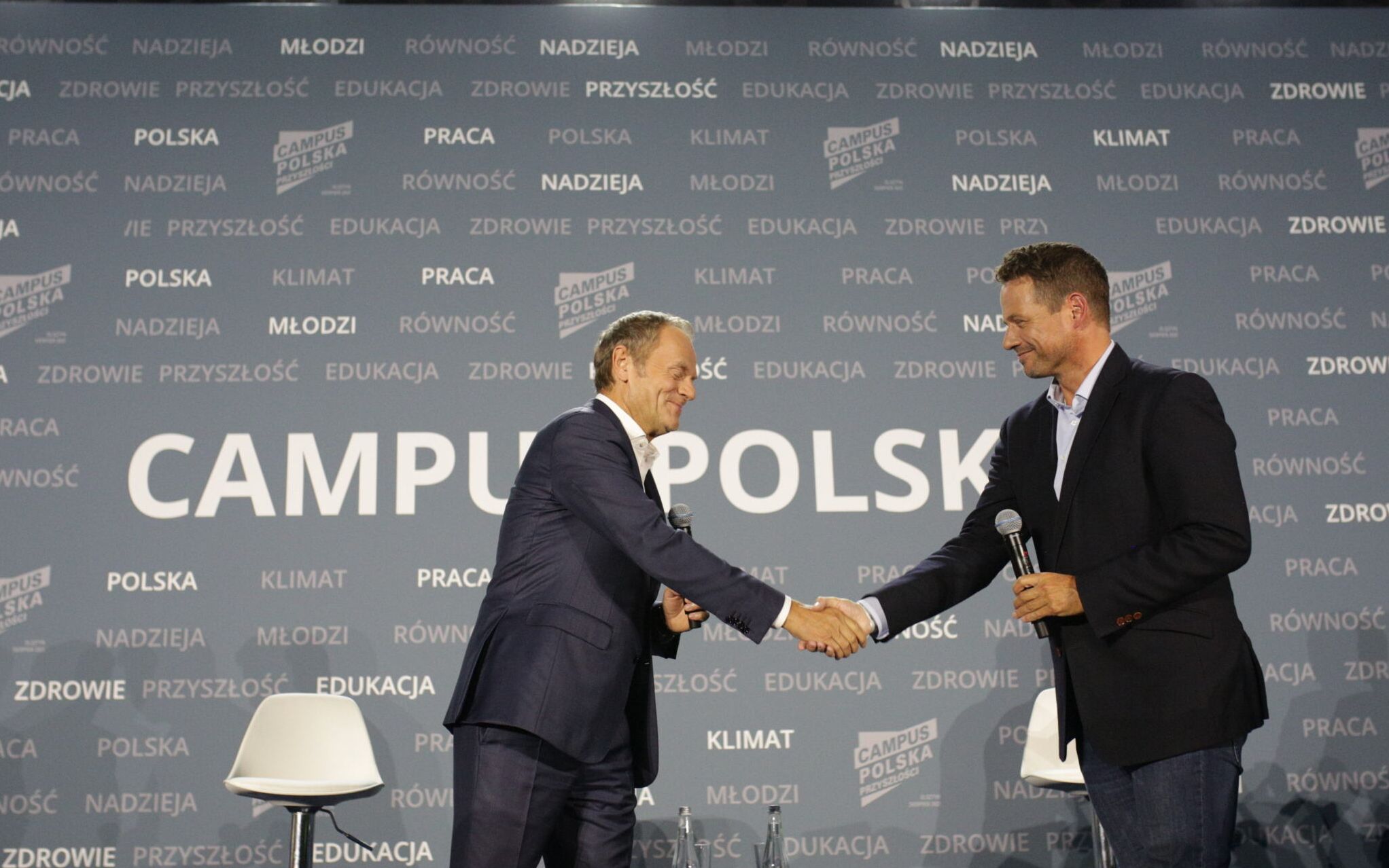 27.08.2021 Olsztyn . Kampus Uniwersytetu Warminsko - Mazurskiego - Kortowo . Lider PO Donald Tusk (l) i prezydent Warszawy Rafal Trzaskowski (p) podczas pierwszego dnia wydarzenia Campus Polska Przyszlosci . 
Fot. Adam Stepien / Agencja Gazeta