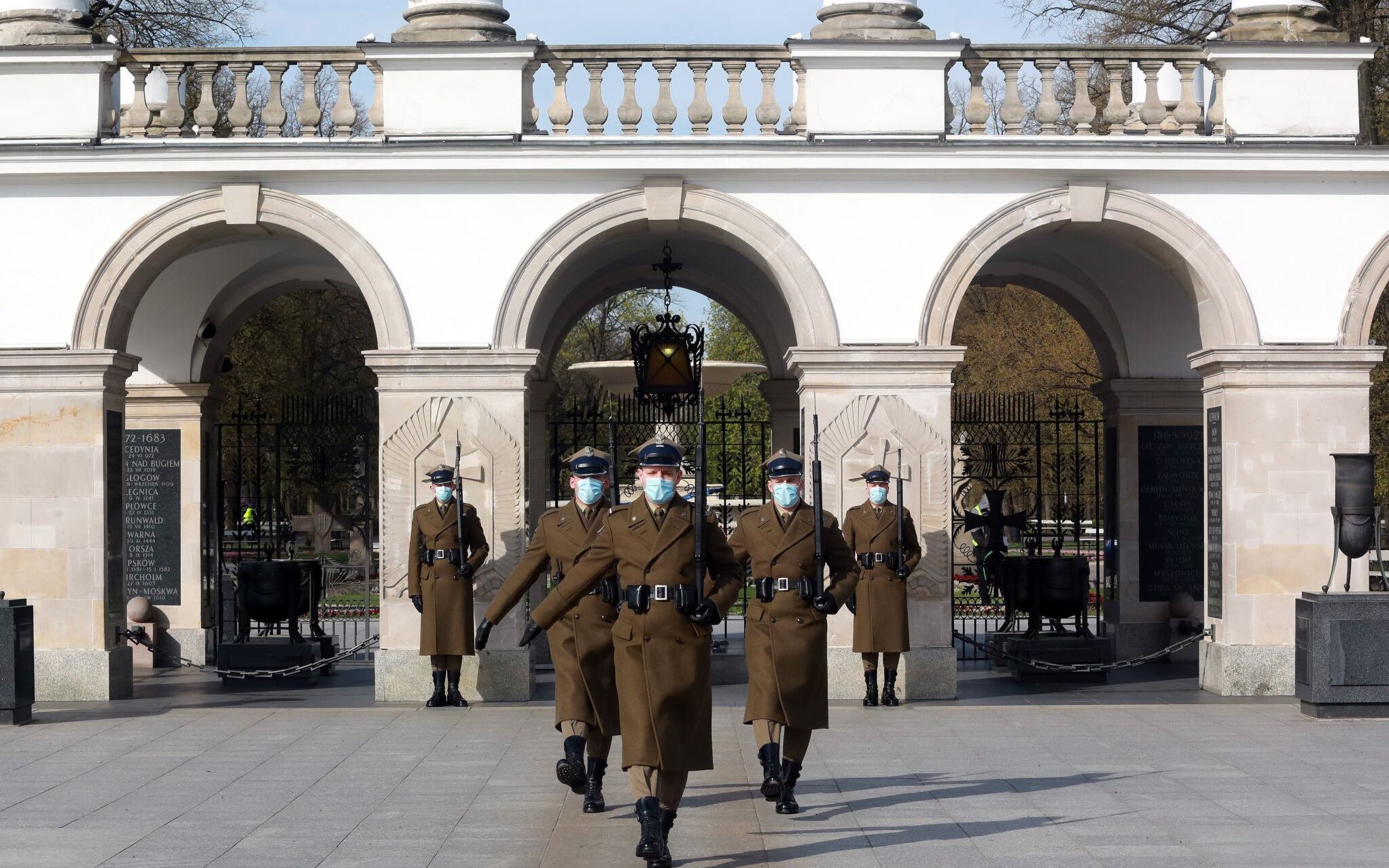 16.04.2020 Warszawa , plac Pilsudskiego . Grob Nieznanego Zolnierza . Zmiana warty honorowej podczas epidemii koronawirusa .
Fot. Jacek Marczewski / Agencja Gazeta