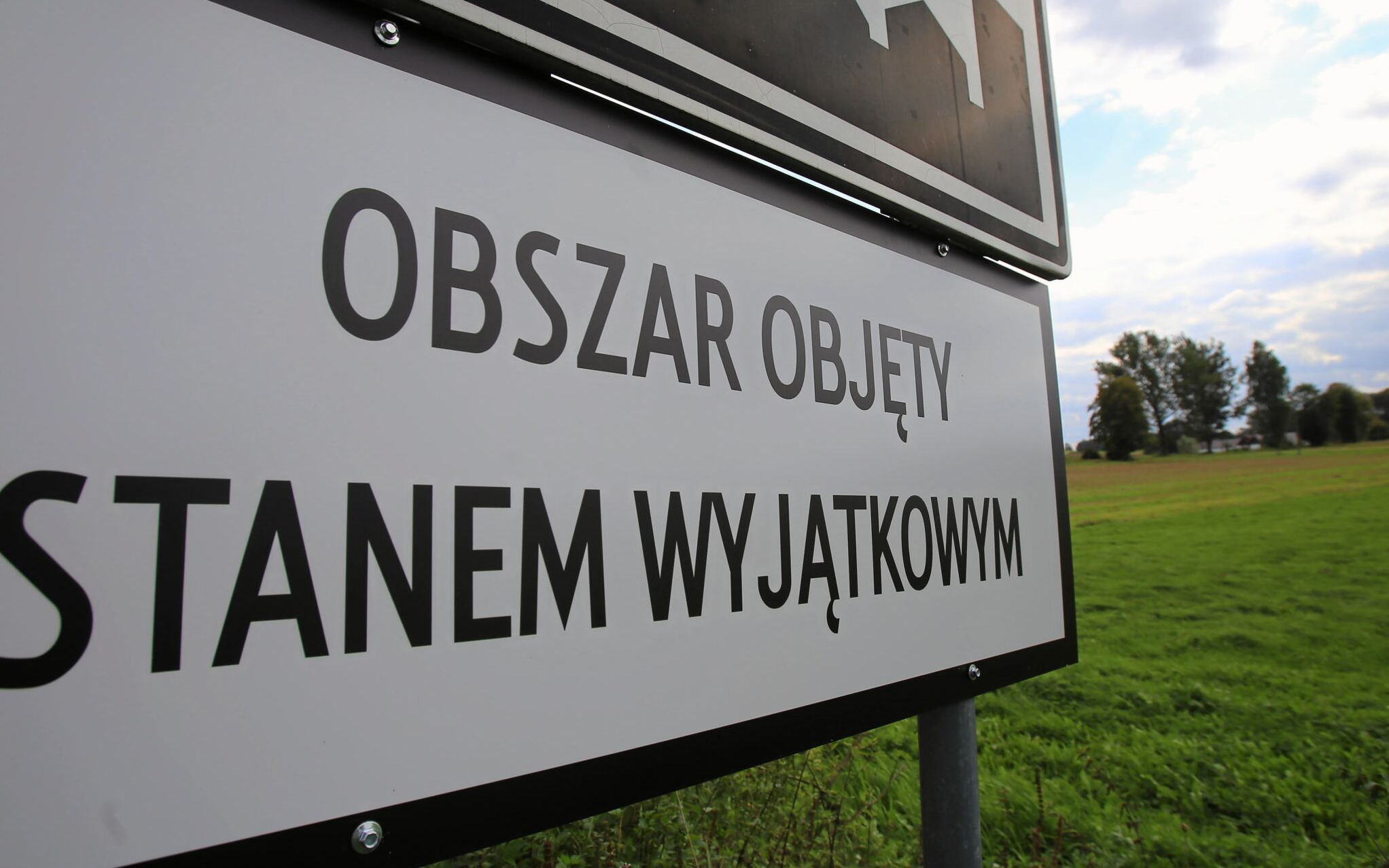 03.09.2021 Babiki . Tablica z napisem '' Obszar objety stanem wyjatkowym '' w zwiazku z naplywem migrantow przez granice polsko - bialoruska .
Fot. Agnieszka Sadowska / Agencja Gazeta *** Local Caption *** .
