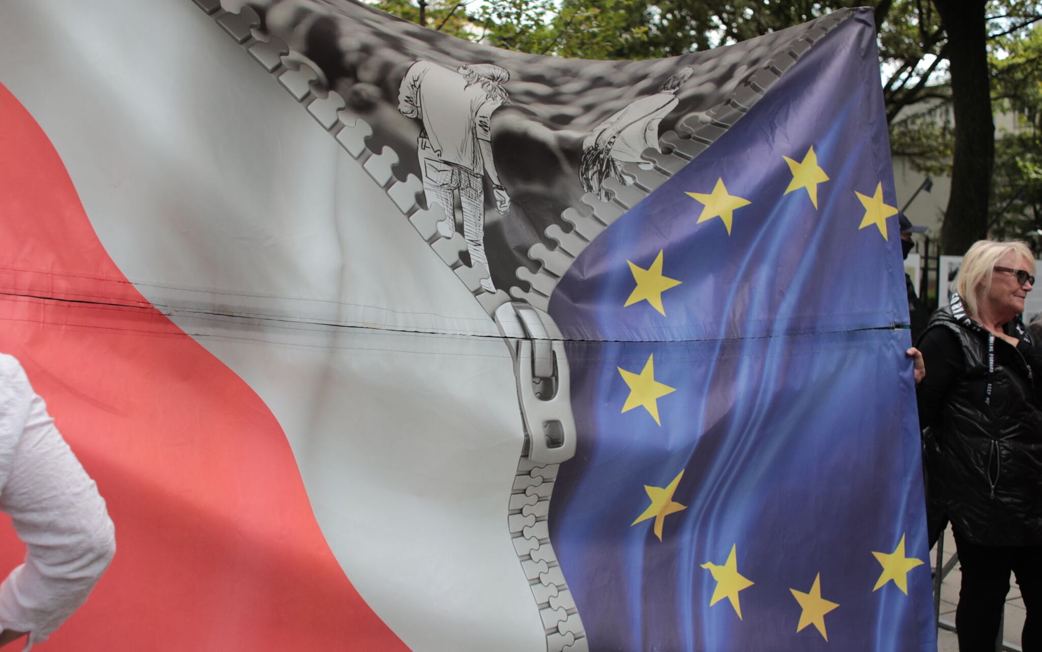 31.08.2021 Warszawa , aleja Szucha . Trybunal Konstytucyjny . Protest w zwiazku z rozpatrywaniem przez Trybunal Konstytucyjny wniosku premiera Mateusza Morawieckiego o uznanie wyzszosci polskiej konstytucji nad prawem Unii Europejskiej .
Fot. Slawomir Kaminski / Agencja Gazeta