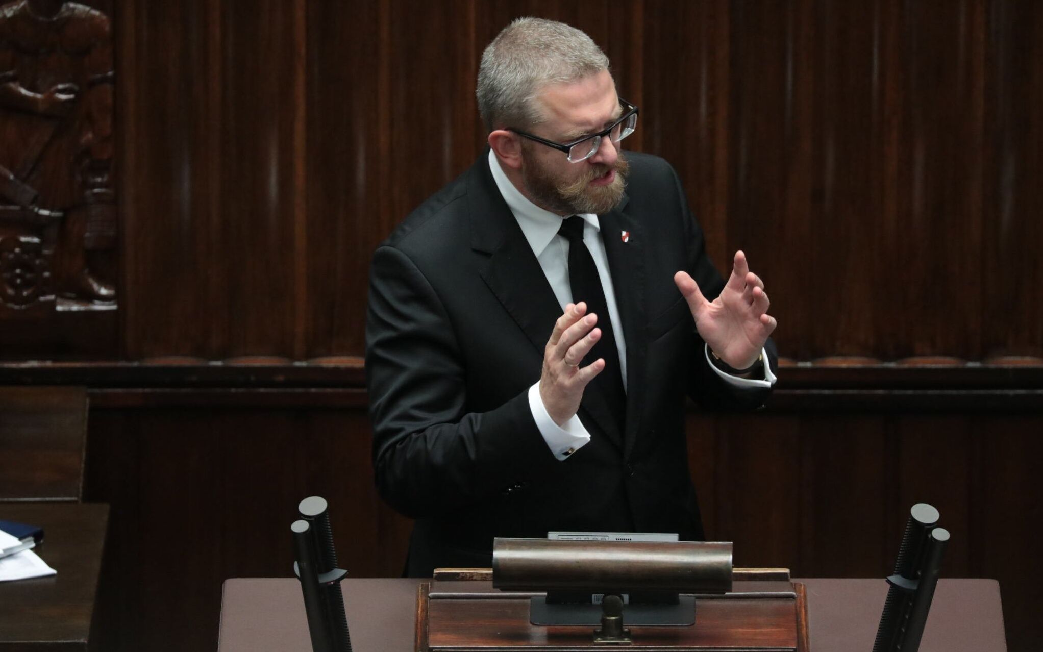 15.09.2021 Warszawa , ulica Wiejska . Sejm . Posel Grzegorz Braun ( Konfederacja ) podczas debaty po informacji prezesa Najwyzszej Izby Kontroli o nieprawidlowosciach w organizacji wyborow korespondencyjnych zarzadzonych na 10.05.2020 .
Fot. Slawomir Kaminski / Agencja Gazeta