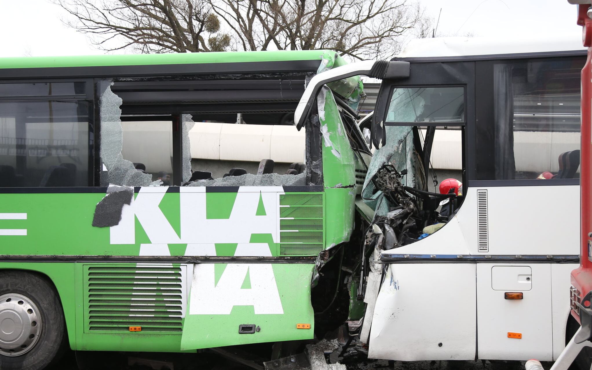 19.03.2021 Szczecin , ulica Gdanska . Zderzenie dwoch autokarow PKS , ktorymi podrozowali wojskowi . 23 osoby zostaly poszkodowane .
Fot. Cezary Aszkielowicz / Agencja Gazeta