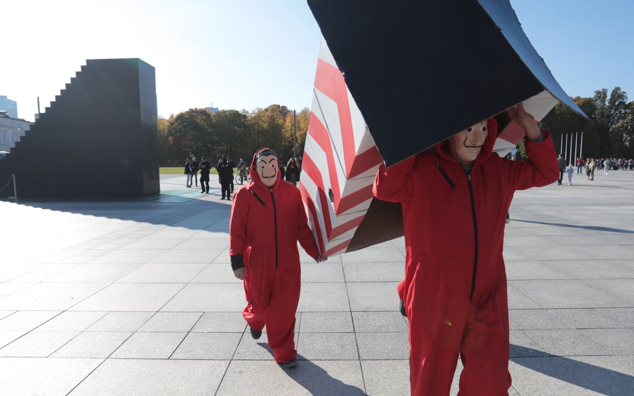 09.10.2021 Warszawa , pl. Pilsudskiego , akcja Lotna Brygada Opozycji w przeddzien miesiecznicy smolenskiej .
Fot. Slawomir Kaminski / Agencja Gazeta