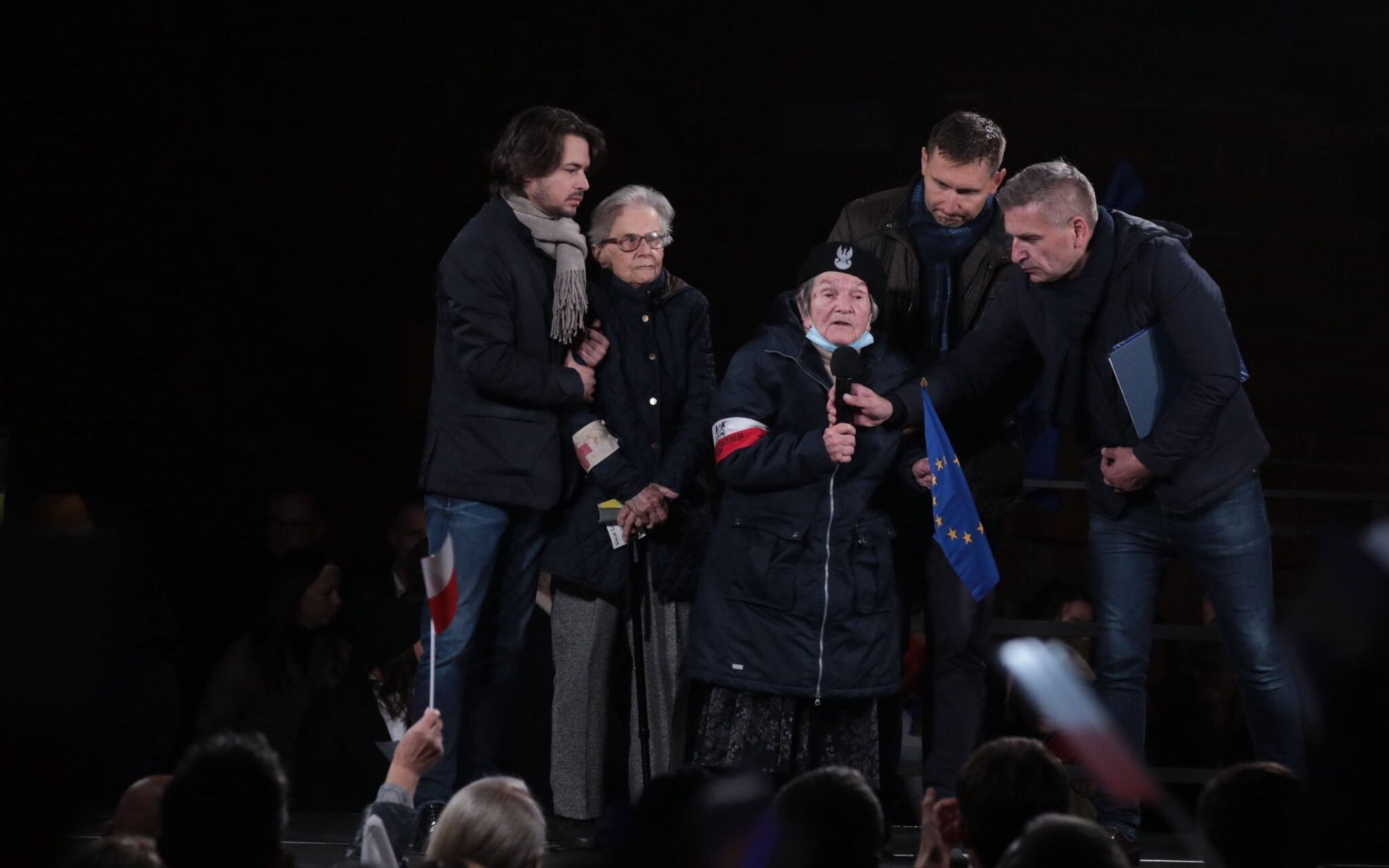 10.10.2021 Warszawa , pl  Zamkowy . Wiec zorganiazowany przez Donalda Tuska przeciwko wyprowadzaniu Polski z Unii Europejskiej przez rzad PIS . nz Anna Przedpelska (2L), Zofia Traczyk - Stawska (C), Bartosz Arlukowicz (P)
Fot. Slawomir Kaminski / Agencja Gazeta