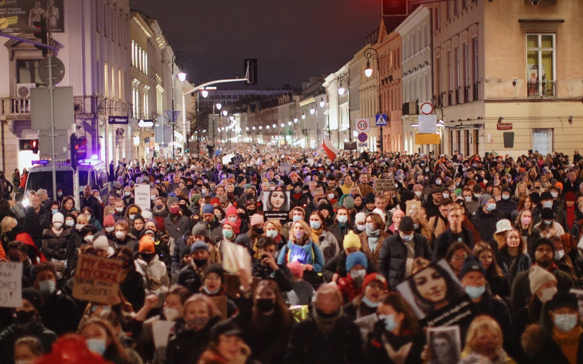 06.11.2021 Warszawa . Manifestacja " Ani jednej wiecej ! Marsz dla Izy ". Protest przeciwko calkowitemu zakazowi aborcji po smierci 30 - letniej Izabeli z Pszczyny . 
Fot. Dawid Zuchowicz / Agencja Wyborcza.pl
