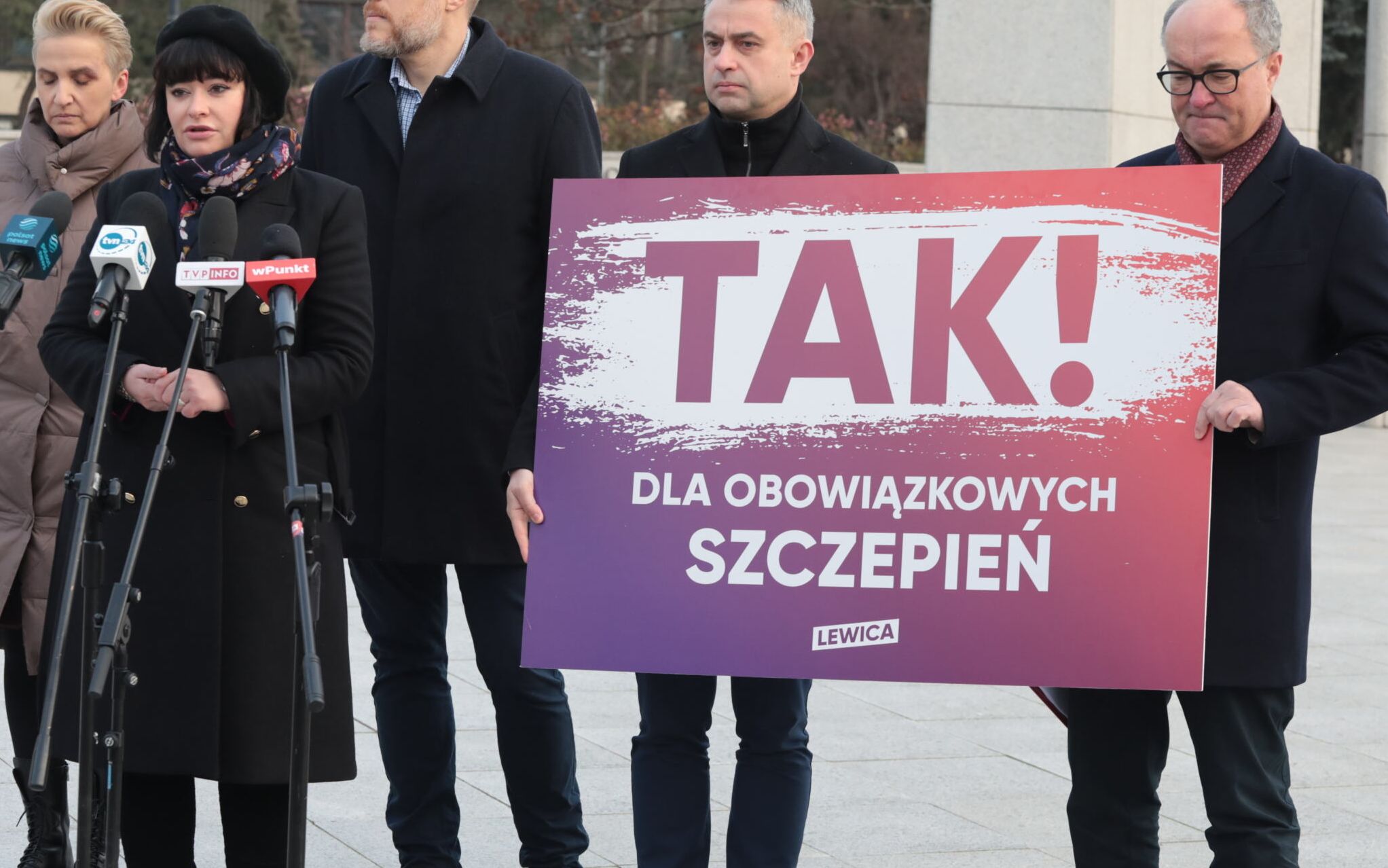 05.12.2021 Warszawa , ulica Wiejska , przed Sejmem . Od lewej: Joanna Scheuring - Wielgus , Anna Maria Zukowska , Adrian Zandberg , Krzysztof Gawkowski , Wlodzimeirz Czarzasty podczas oswiadczenia Lewicy w sprawie walki z covid .
Fot. Slawomir Kaminski / Agencja Wyborcza.pl