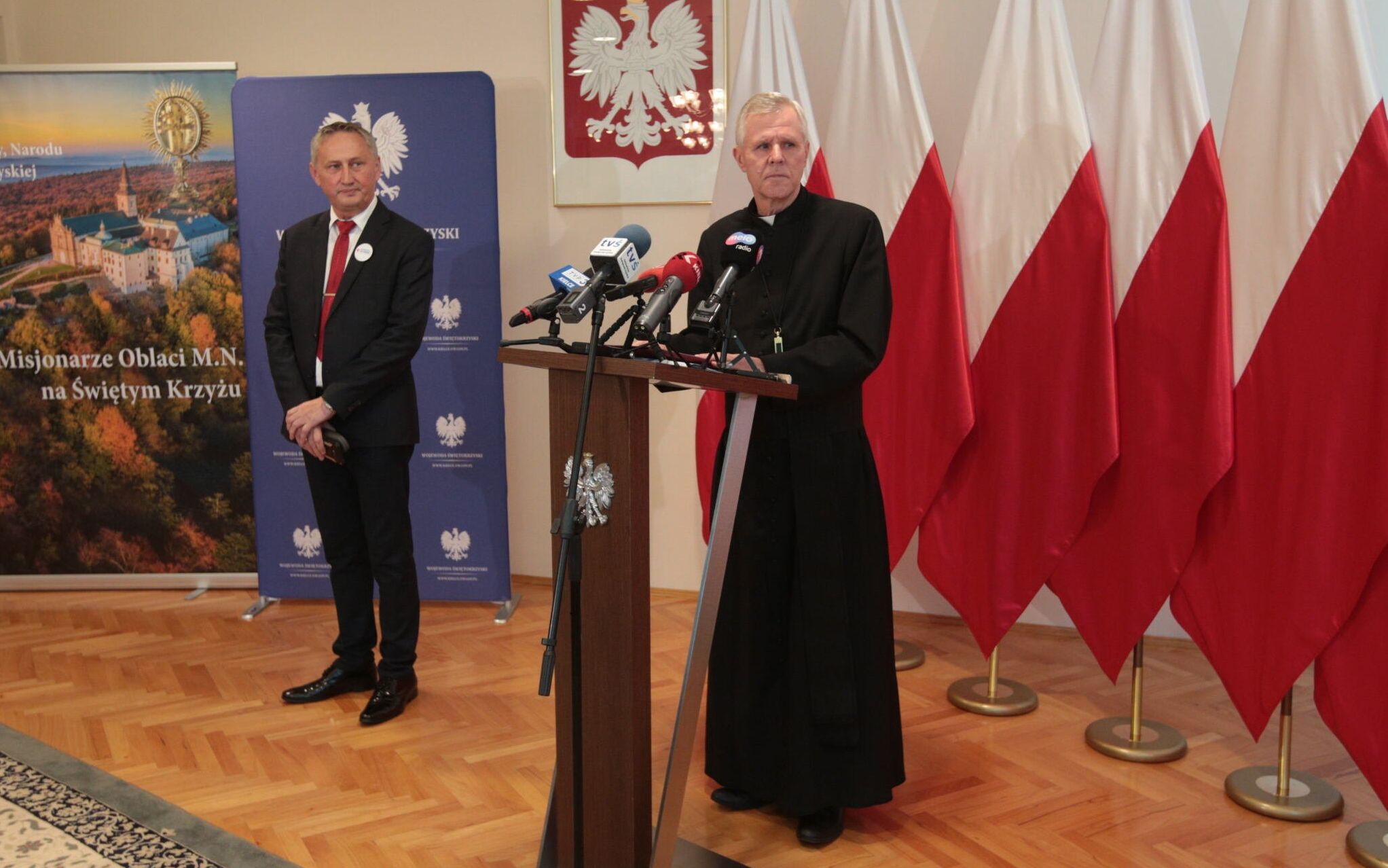 28.09.2021 Kielce . Swietokrzyski Urzad Wojewodzki . Od lewej: wojewoda swietokrzyski Zbigniew Koniusz , superior klasztoru na Swietym Krzyzu , ojciec Marian Puchala podczas konferencji prasowej dotyczcego terenow polozonych wokol klasztoru na Swietym Krzyzu bedacych czescia Swietokrzyskiego Parku Narodowego , a ktore mialyby byc wylaczone z terenu parku .
Fot. Pawel Malecki / Agencja Wyborcza.pl