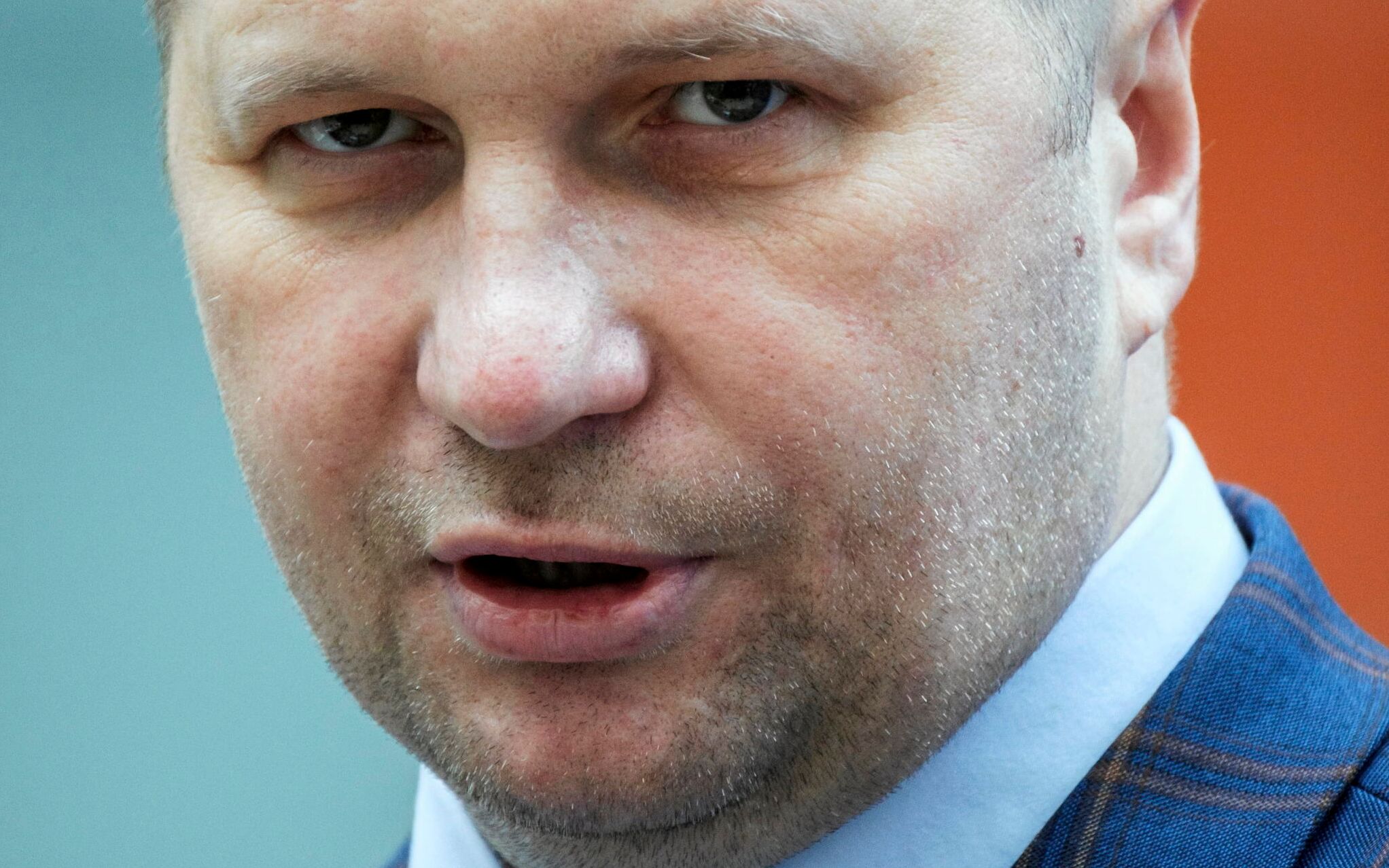 Zdjęcie portretowe Przemysława Czarnka, mężczyzny w średnim wieku z lekka nadwagą