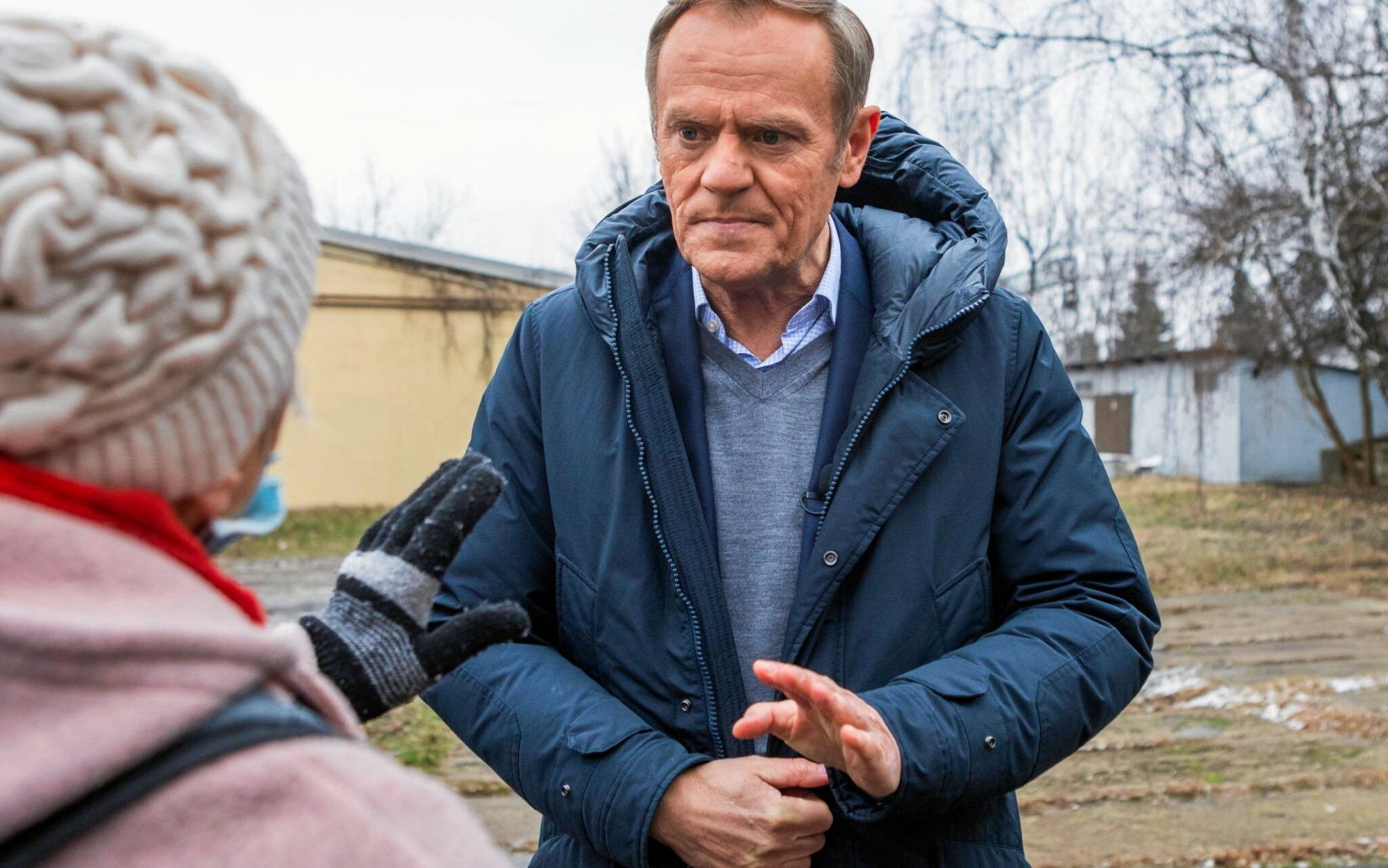 19.01.2022 Minsk Mazowiecki , ulica Sosnowa 6 . Przewodniczacy Platformy Obywatelskiej Donald Tusk podczas briefingu prasowego po spotkaniu z przedsiebiorca z firmy Superis  producentem moskitier , rolet okiennych .
Fot. Rafal Szczepankowski / Agencja Wyborcza.pl