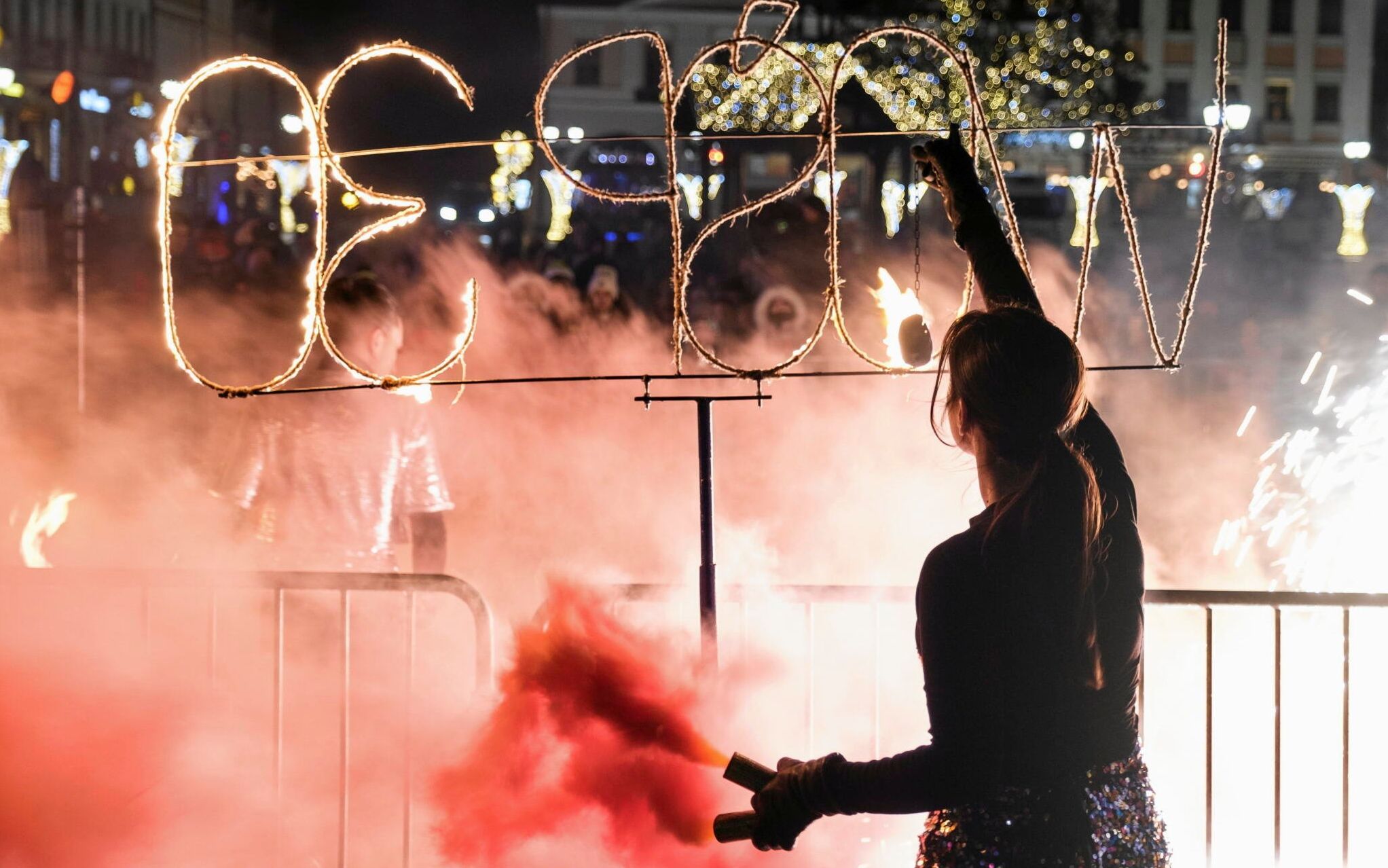30.01.2022 Rzeszow , Rynek . Swiatelko do nieba w formie Fire Show . 30. final Wielkiej Orkiestry Swiatecznej Pomocy .
Fot. Patryk Ogorzalek / Agencja Wyborcza.pl