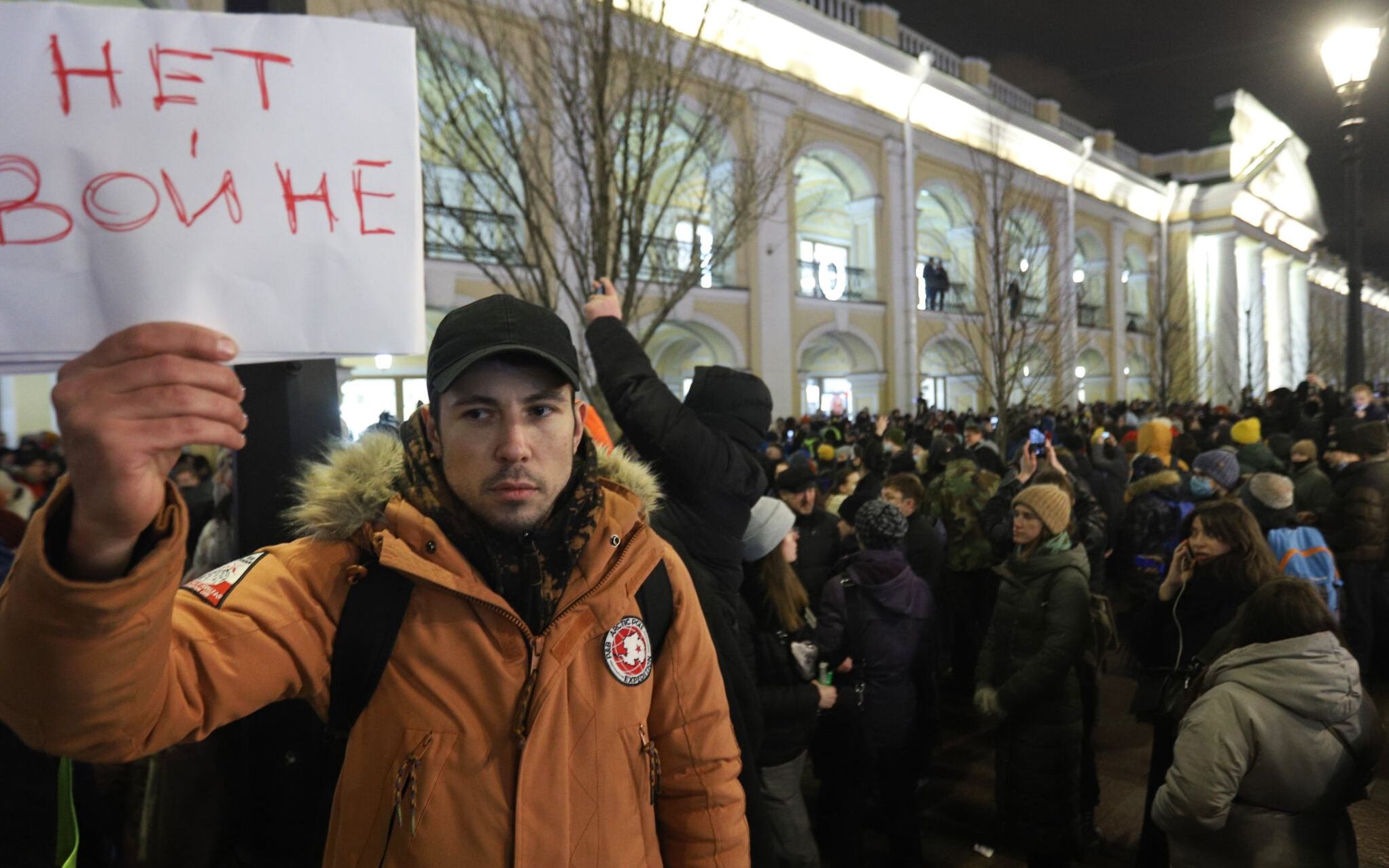 A demonstrator holding a placard reading "No to war" protests against Russia's invasion of Ukraine in central Saint Petersburg on February 24, 2022. - Russian President Vladimir Putin launched a full-scale invasion of Ukraine on Thursday, killing dozens and triggering warnings from Western leaders of unprecedented sanctions. Russian air strikes hit military installations across the country and ground forces moved in from the north, south and east, forcing many Ukrainians flee their homes to the sounds of bombing. (Photo by Sergei MIKHAILICHENKO / AFP)