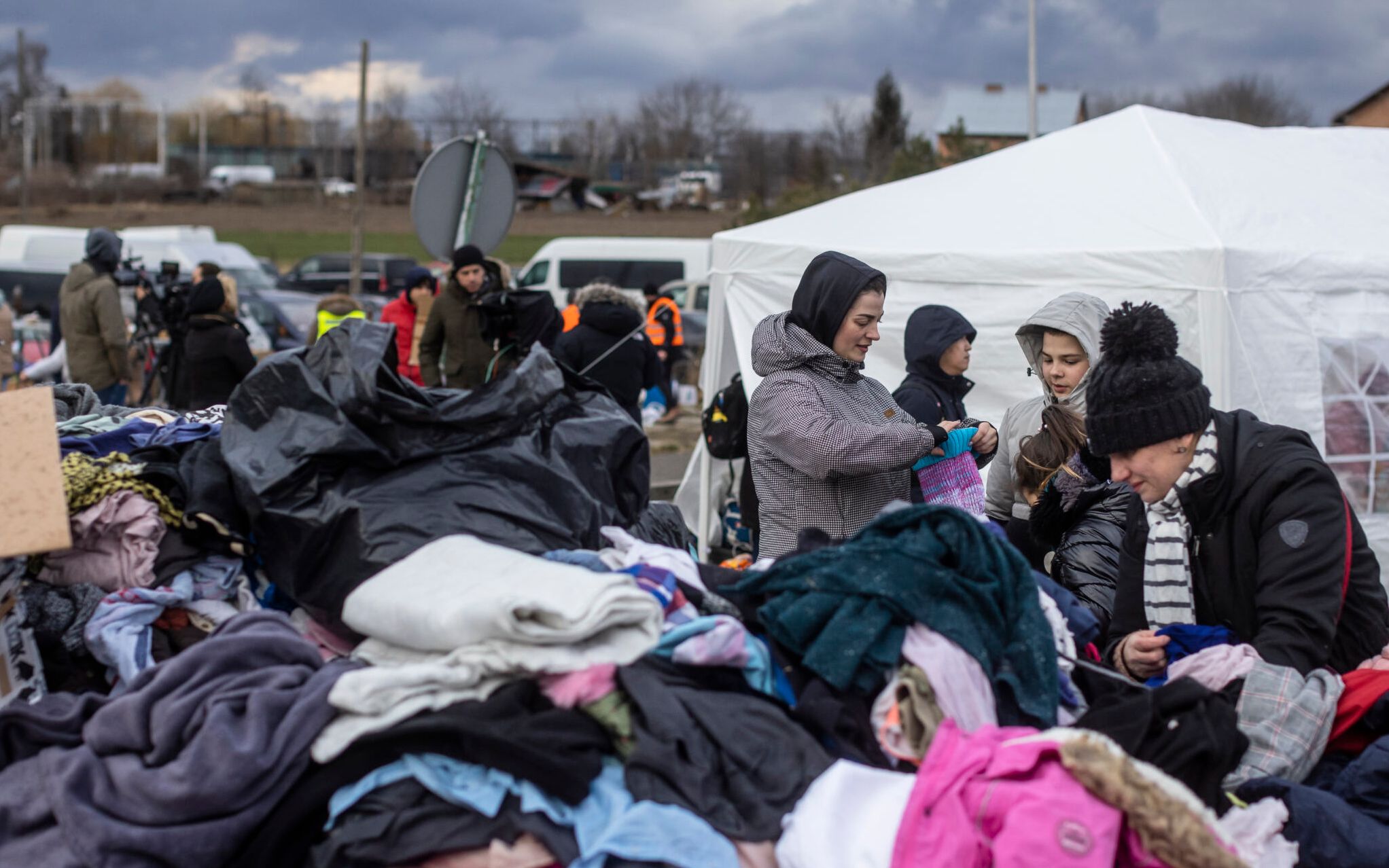 Refugees from many different countries - from Africa, Middle East and India - mostly students of Ukrainian universities are seen at the Medyka pedestrian border crossing fleeing the conflict in Ukraine, in eastern Poland on February 27, 2022. - As Ukraine braces for a feared Russian invasion, its EU member neighbours are making preparations for a possible influx of hundreds of thousands or even millions of refugees fleeing military action. (Photo by Wojtek RADWANSKI / AFP)
