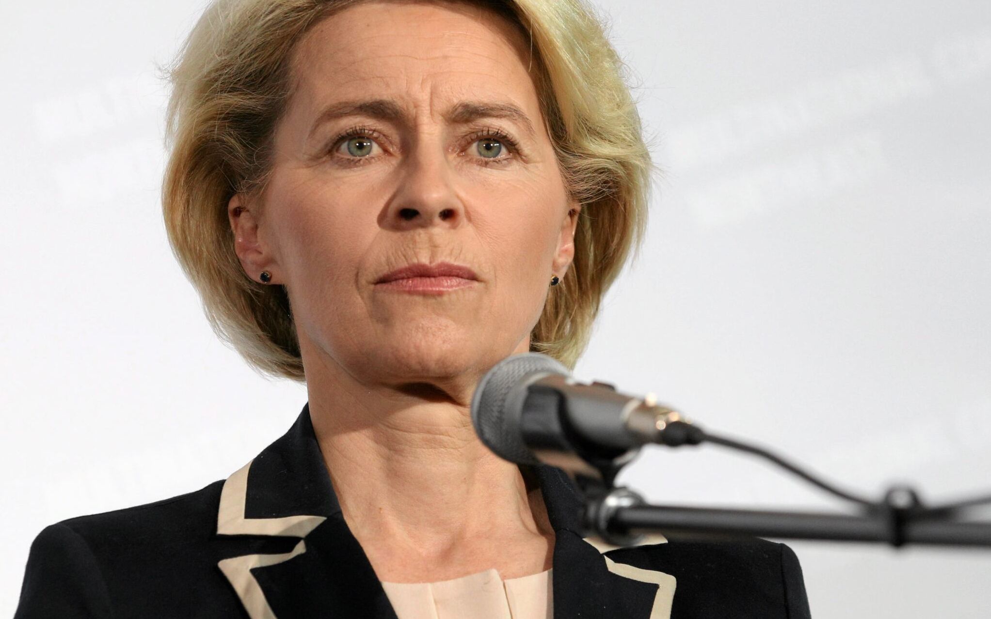 24.04.2015 Szczecin , Wielonarodowy Korpus Polnocno - Wschodni . Minister obrony narodowej Niemiec Ursula von der Leyen podczas wizyty w Koszarach Baltyckich .
Fot. Cezary Aszkielowicz / Agencja Wyborcza.pl