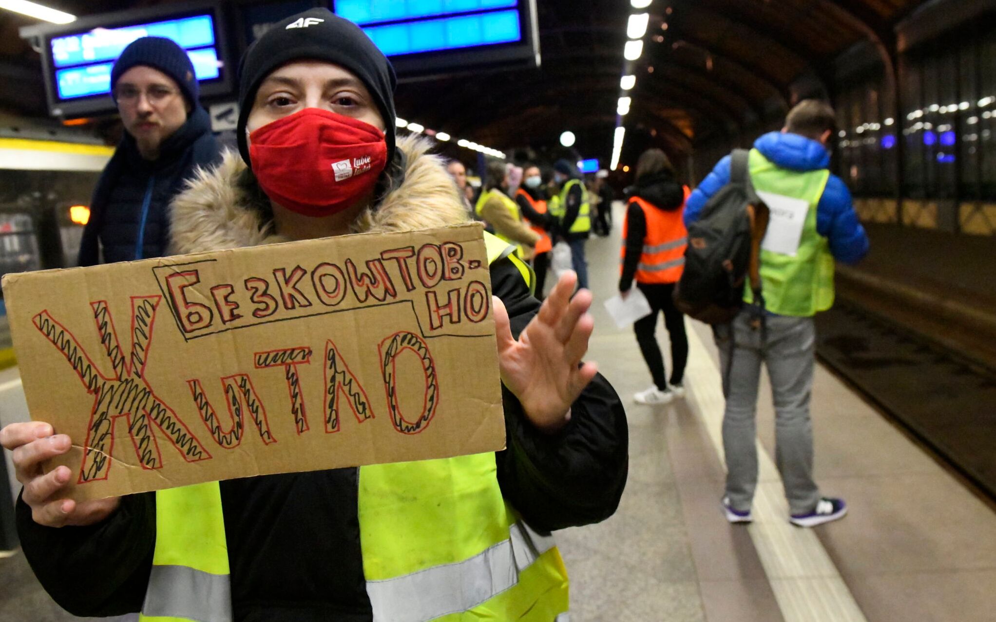 25.02.2022 Wroclaw . Pomoc uchodzcom z Ukrainy na Dworcu Glownym we Wroclawiu , ktorzy przyjechali pociagiem ze Lwowa .
Fot . Tomasz Pietrzyk / Agencja Wyborcza.pl