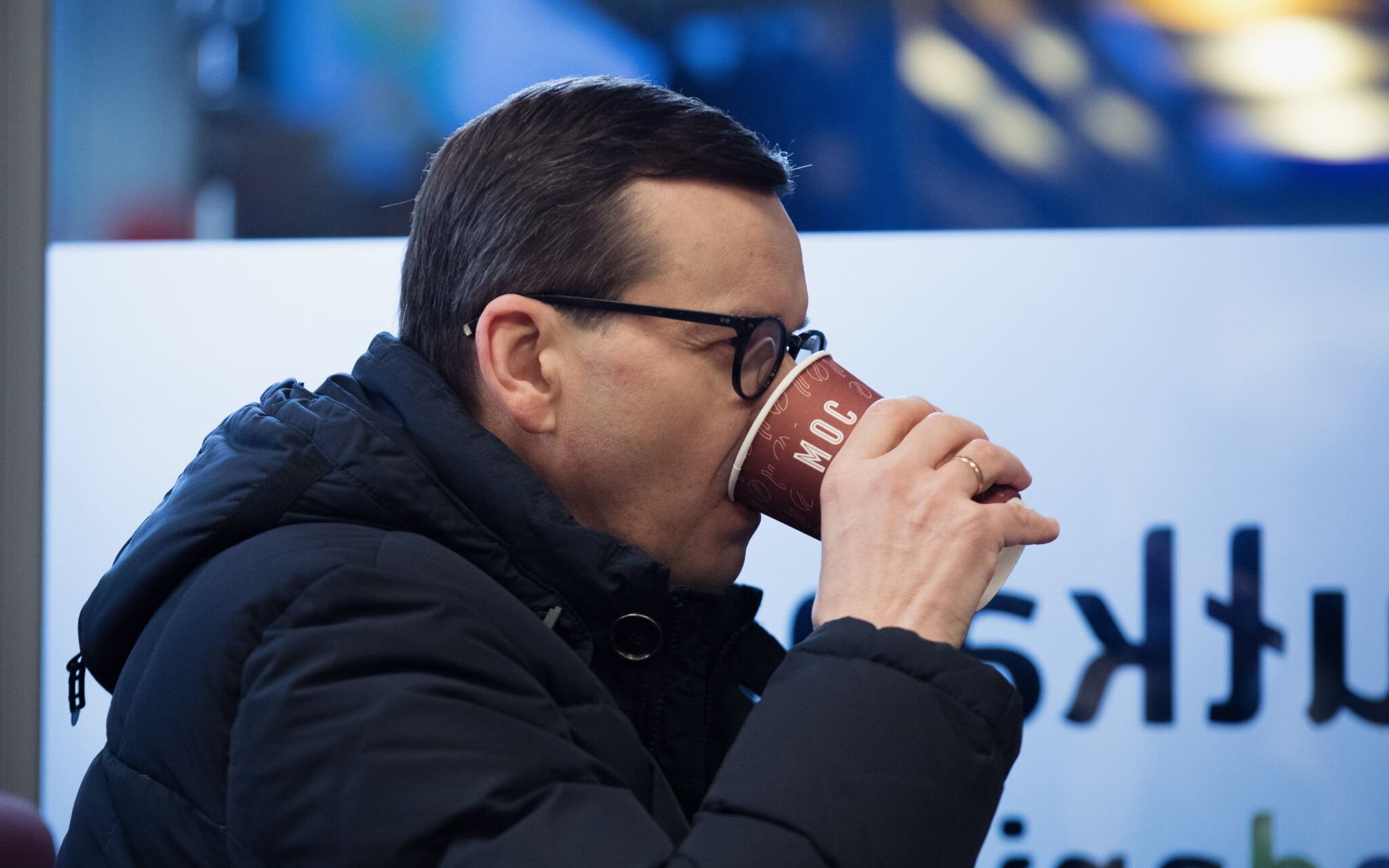 01.02.2022 Warszawa , Wola , aleja Solidarnosci 100 . Stacja paliw Orlen . Premier Mateusz Morawiecki podczas konferencji prasowej w sprawie inflacji i obnizonej od 01.02.2022 stawki VAT na paliwo .
Fot. Dawid Zuchowicz / Agencja Wyborcza.pl