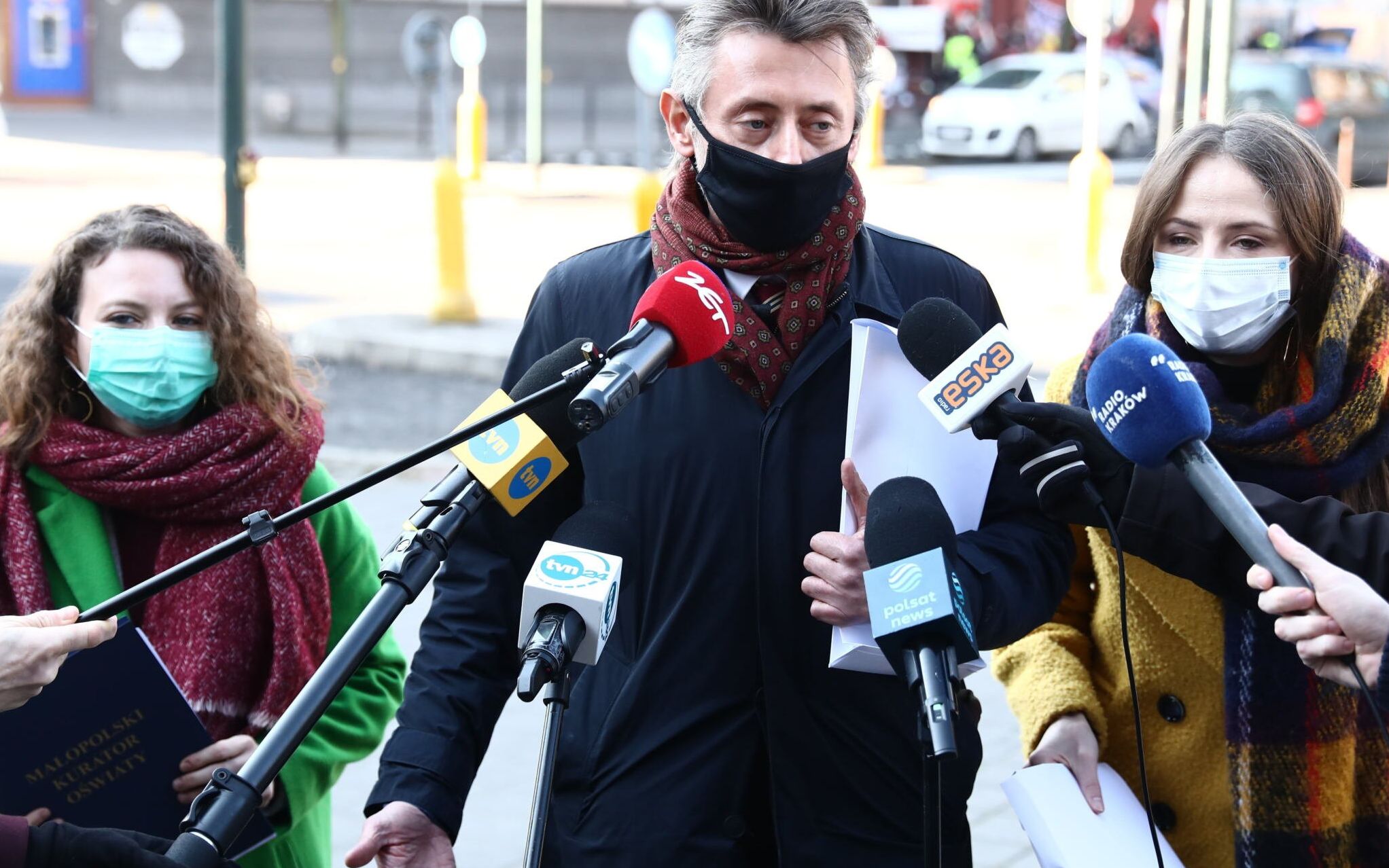 14.02.2022 Krakow . Malopolskie Kuratorium Oswiaty . Manifestacja organizacji '' Malopolski Bunt ''. Od lewej: poslanka Daria Gosek - Popiolek , posel Maciej Gdula , poslanka Agnieszka Dziemianowicz - Bak podczas kontroli posleskiej . 
Fot. Jakub Porzycki / Agencja Wyborcza.pl