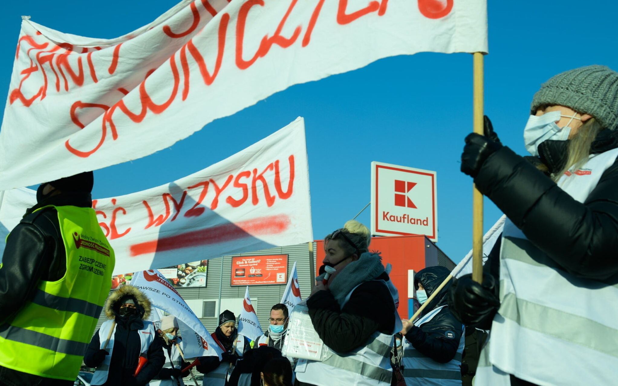 11.01.2022 Wroclaw . Manifestacja pracownikow sieci sklepow Kaufland , podczas ktorej zwiazkowcy domagali sie podwyzek i poprawy warunkow pracy.
Fot . Tomasz Pietrzyk / Agencja Wyborcza.pl