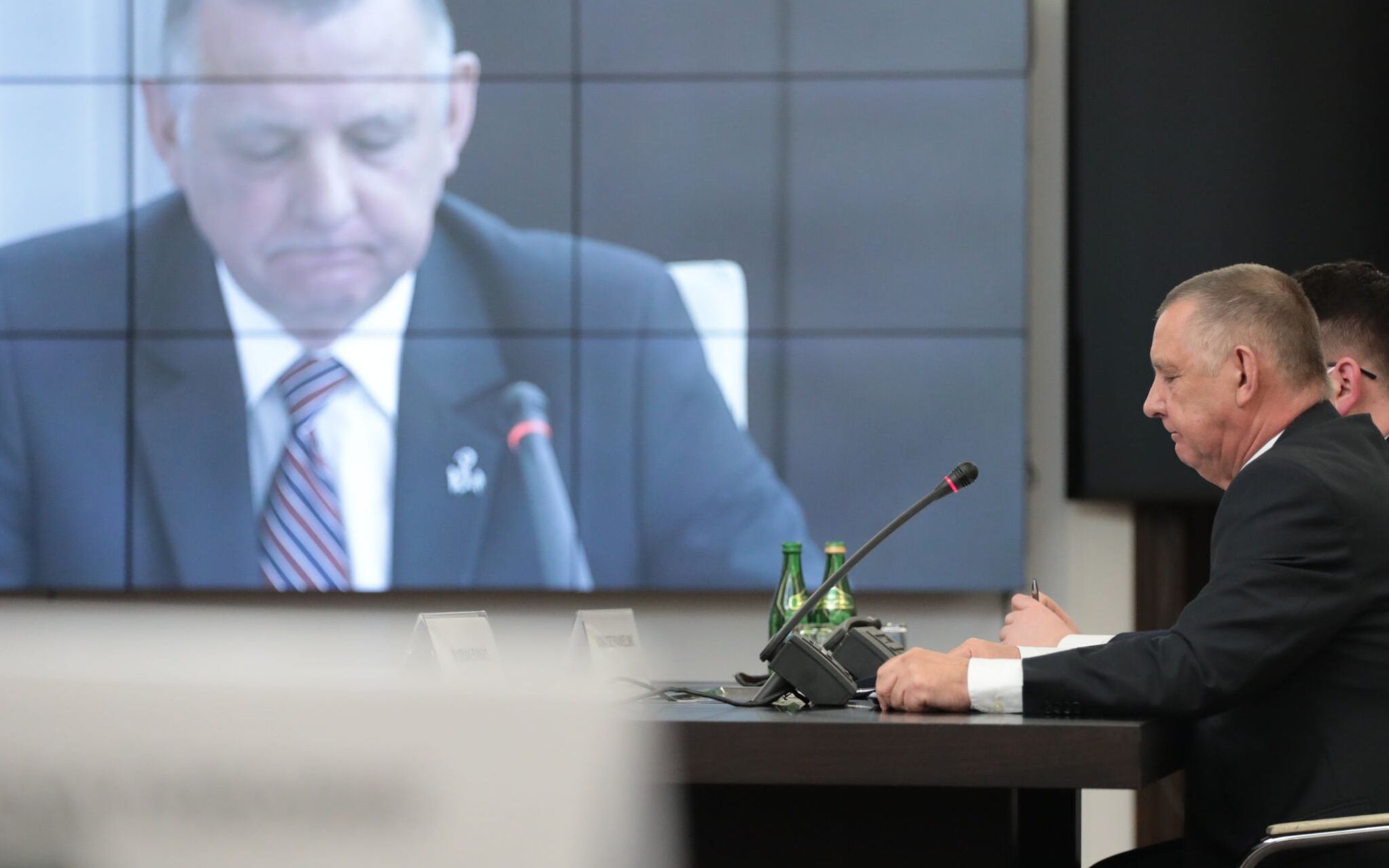 18.01.2022 Warszawa . Senat . Drugie posiedzenia Komisji Nadzwyczajnej do spraw wyjasnienia przypadkow nielegalnej inwigilacji , ich wplywu na proces wyborczy w Rzeczypospolitej Polskiej oraz reformy sluzb specjalnych . Prezes Najwyzszej Izby Kontroli Marian Banas podczas przesluchania .
Fot. Slawomir Kaminski / Agencja Wyborcza.pl