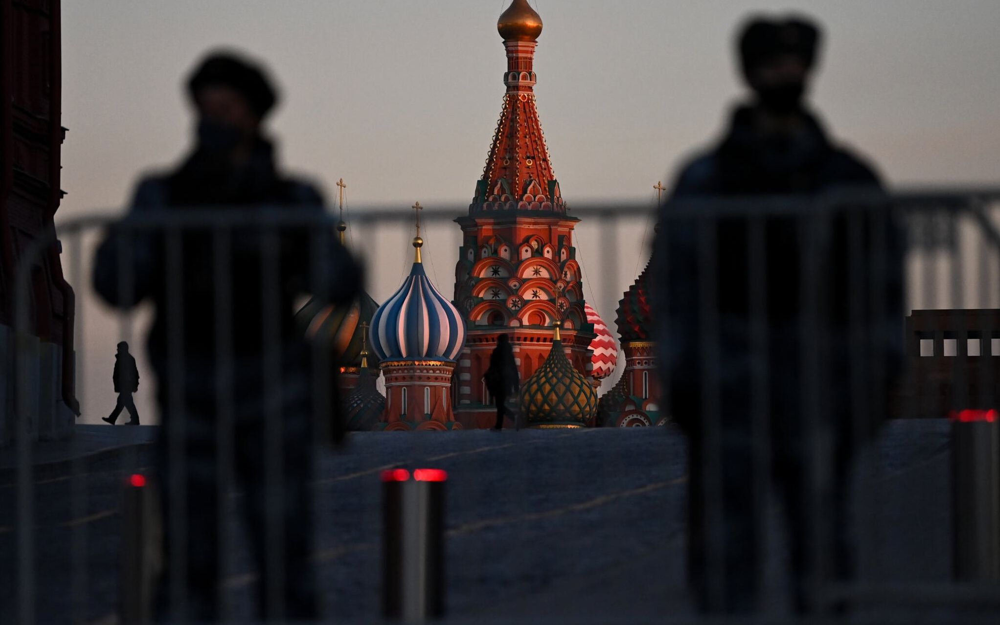 Police officers block access to Red Square in central Moscow on March 2, 2022. - Jailed Kremlin critic Alexei Navalny on March 2 urged Russians to stage daily protests against Moscow's invasion of Ukraine, saying the country should not be a "nation of frightened cowards" and calling Vladimir Putin "an insane little tsar." (Photo by Kirill KUDRYAVTSEV / AFP)
