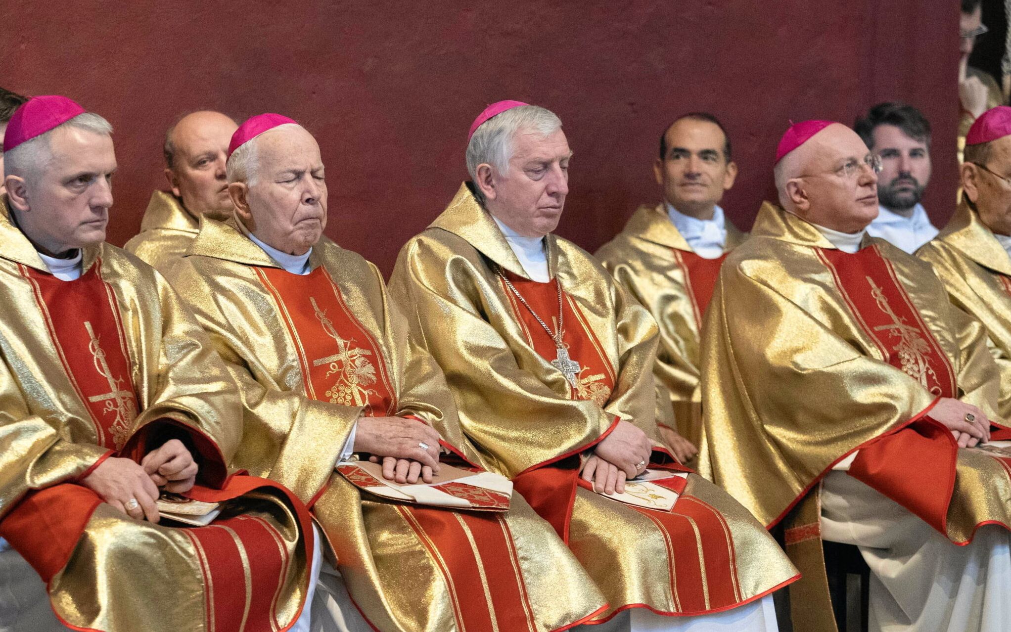 13.11.2021 Bydgoszcz. Katedra Bydgoska. Ingres bp. Krzysztofa Wlodarczyka . 
Fot. Roman Bosiacki / Agencja Wyborcza.pl