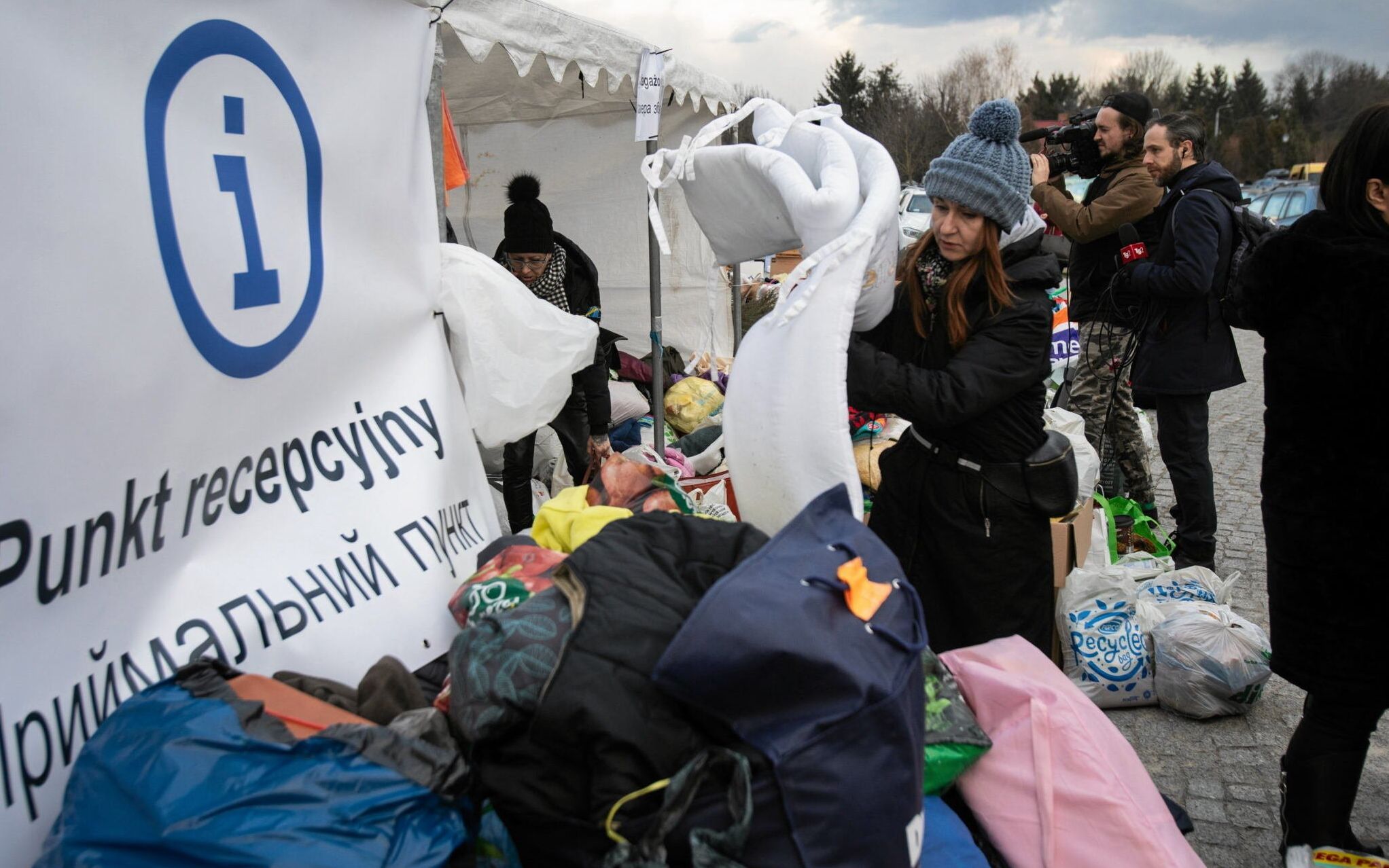 26.02.2022 Dorohusk . Trzeci dzien agresji putinowskiej Rosji na Ukraine . Ukrainscy uchodzcy i wolontariusze w punkcie recepcyjnym zorganizowanym w Palacu Suchodolskich niedaleko przejscia granicznego .
Fot. Jakub Orzechowski / Agencja Wyborcza.pl