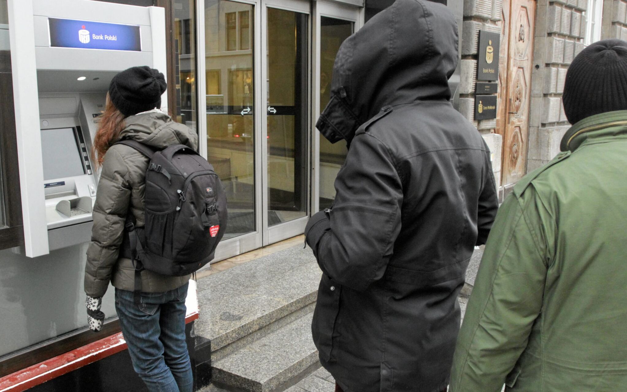 17.01.2014 Torun . Kolejka do bankomatu PKO BP na ul . Szerokiej w Toruniu .
Fot. Wojciech Kardas / Agencja Gazeta