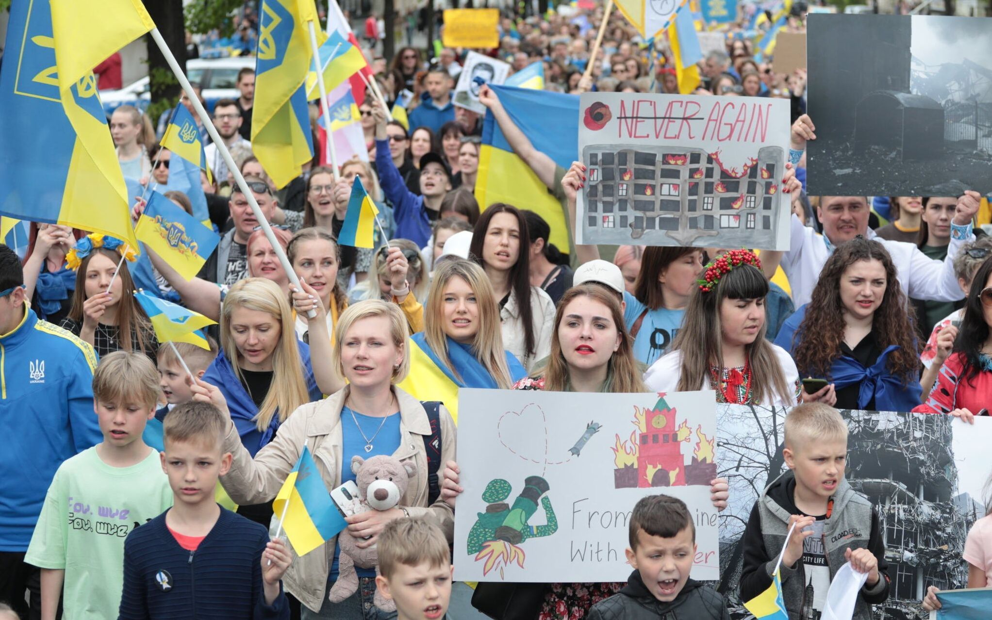 08.05.2022 Warszawa , Aleje Ujazdowskie . Marsz antywojenny z placu Defiald pod ambasade Rosji w zwiazku z wojna prowadzona przez Rosje w Ukrainie .
Fot. Slawomir Kaminski / Agencja Wyborcza.pl