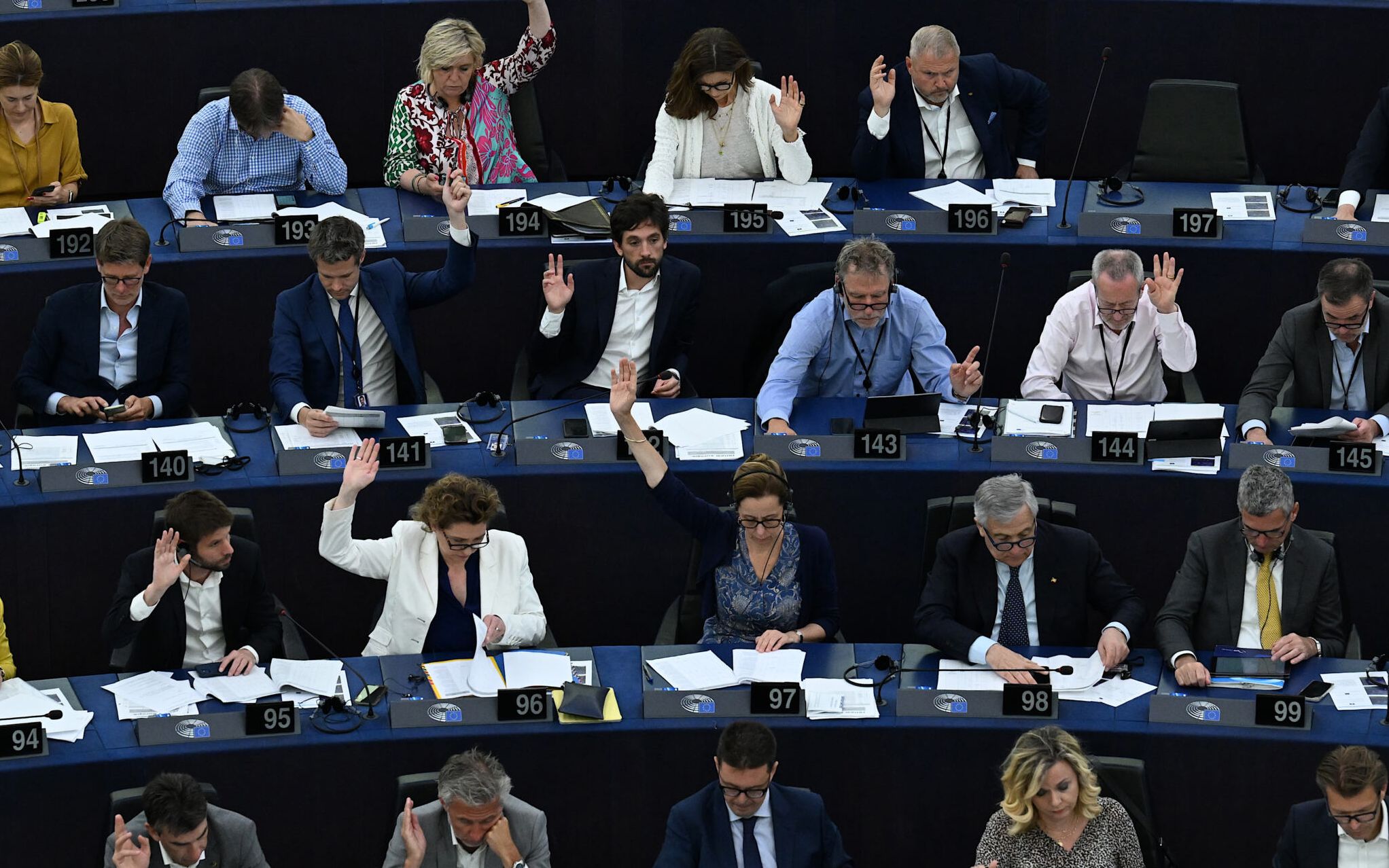 Members of the European Parliament take part in a voting session on the granting of a « green » label to gas and nuclear investments decided by the European Commission, in Strasbourg, eastern France, on July 6, 2022. - The controversial text, presented in January by the Commission, classifies as "sustainable" some investments for electricity production in nuclear power plants - which do not emit CO2 - or gas-fired power plants, provided that they use the most advanced technologies. This classification (known as taxonomy) should help mobilize private funds for these projects. (Photo by PATRICK HERTZOG / AFP)