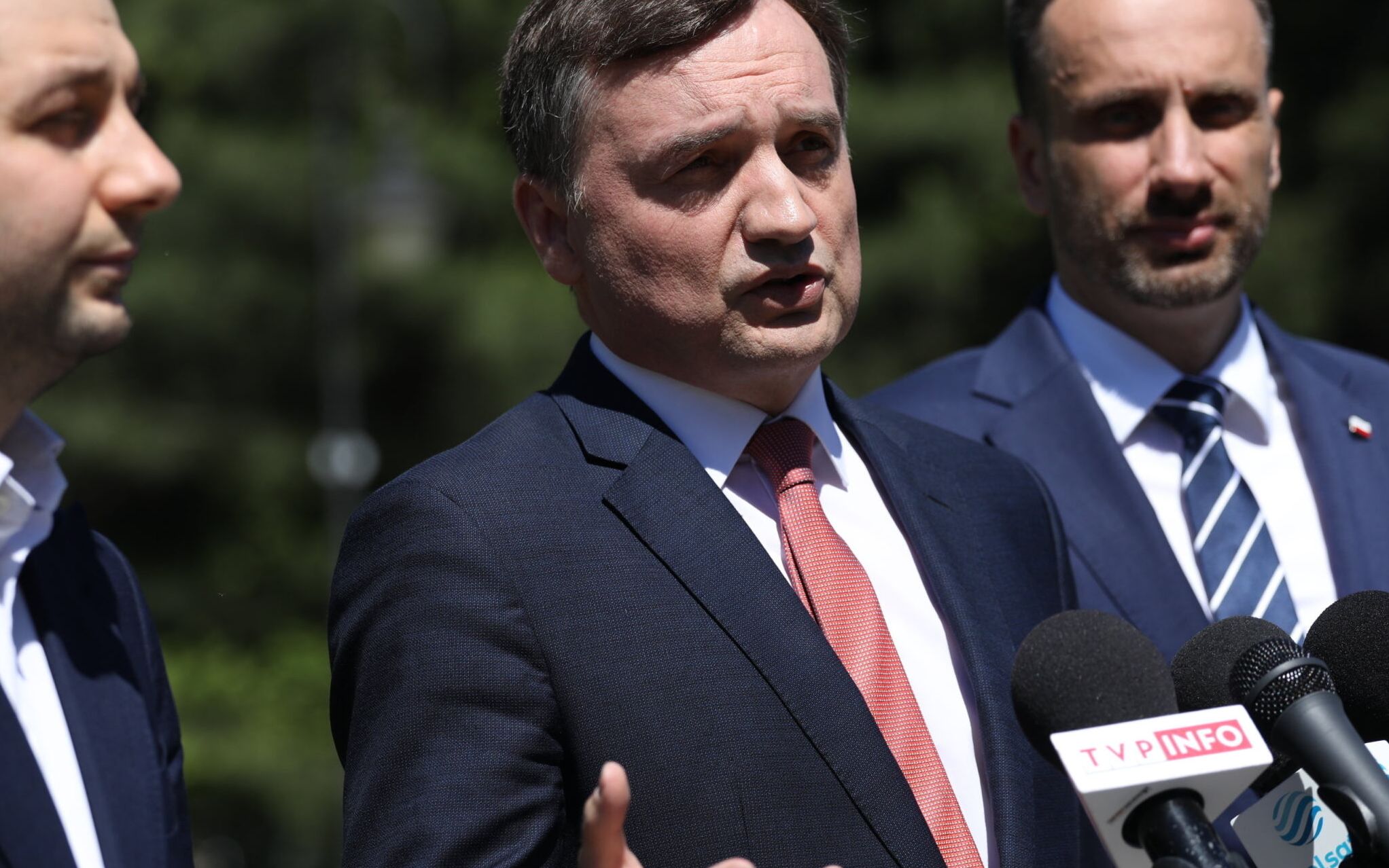 11.06.2022 Warszawa , al. Ujazdowskie , Park Ujazdowski . Zbigniew Ziobro , Patryk Jaki i Janusz Kowalski podczas konferencji prasowej czlonkow Solidarnej Polski dot. spelnienia krokow milowych niezbednych do odblokowania KPO .
Fot. Maciek Jazwiecki / Agencja Wyborcza.pl