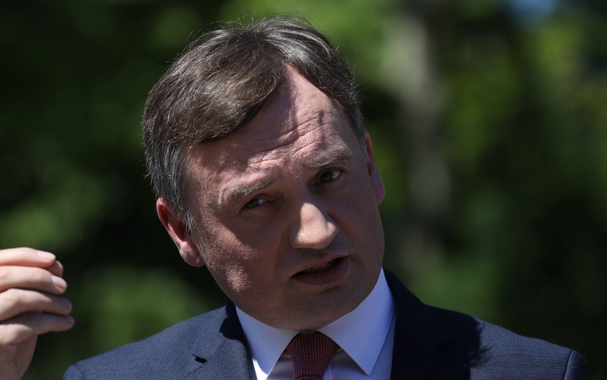 11.06.2022 Warszawa , al. Ujazdowskie , Park Ujazdowski . Zbigniew Ziobro  podczas konferencji prasowej czlonkow Solidarnej Polski dot. spelnienia krokow milowych niezbednych do odblokowania KPO .
Fot. Maciek Jazwiecki / Agencja Wyborcza.pl