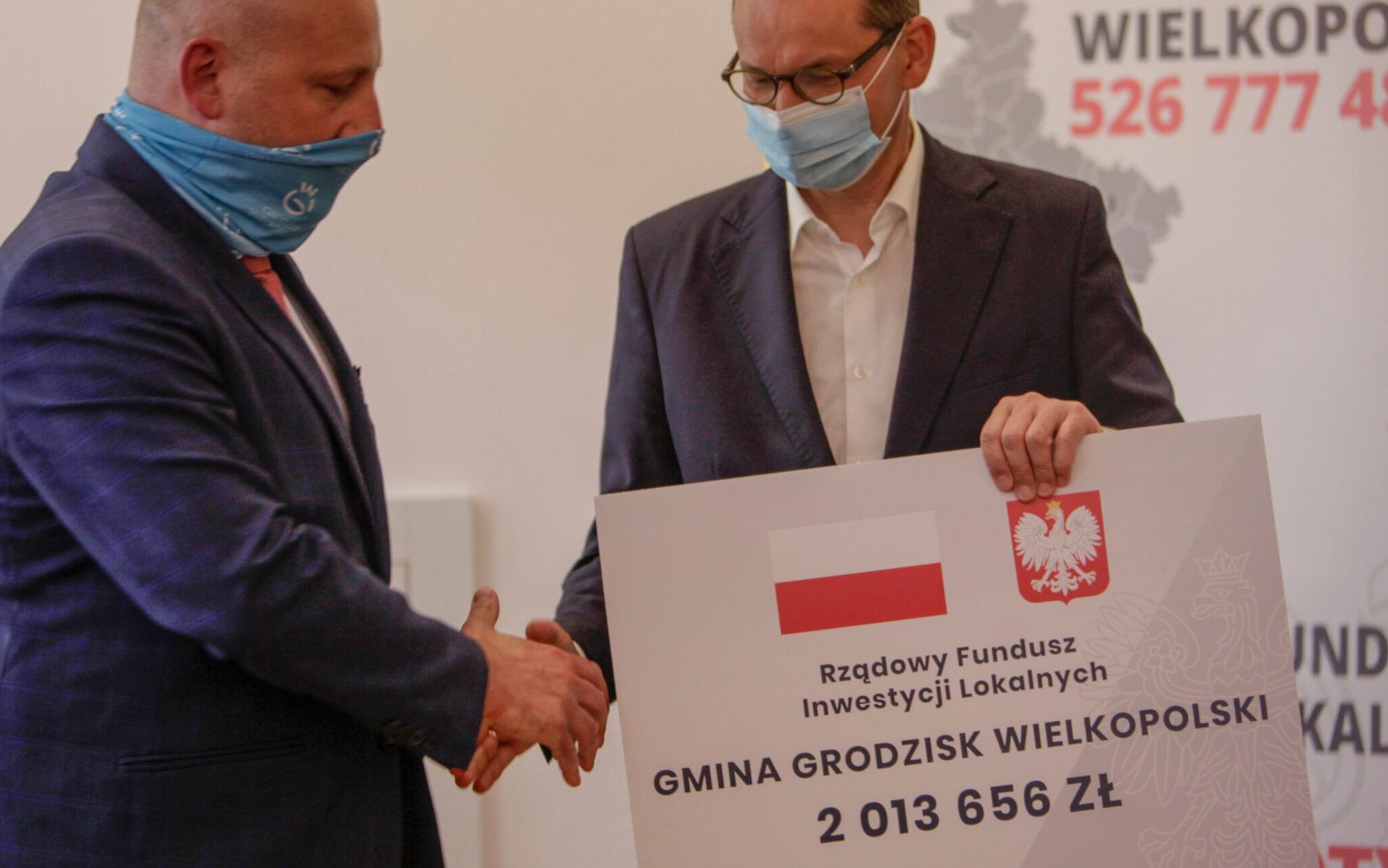 07.07.2020 Grodzisk Wielkopolski . Urzad Miasta . Premier Mateusz Morowiecki podczas spotkania z samorzadowcami Wielkopolski , podczas ktorego wreczyl symboliczne czeki Rzadowego Funduszu Inwestycji Lokalnych .
Fot. Piotr Skornicki / Agencja Gazeta