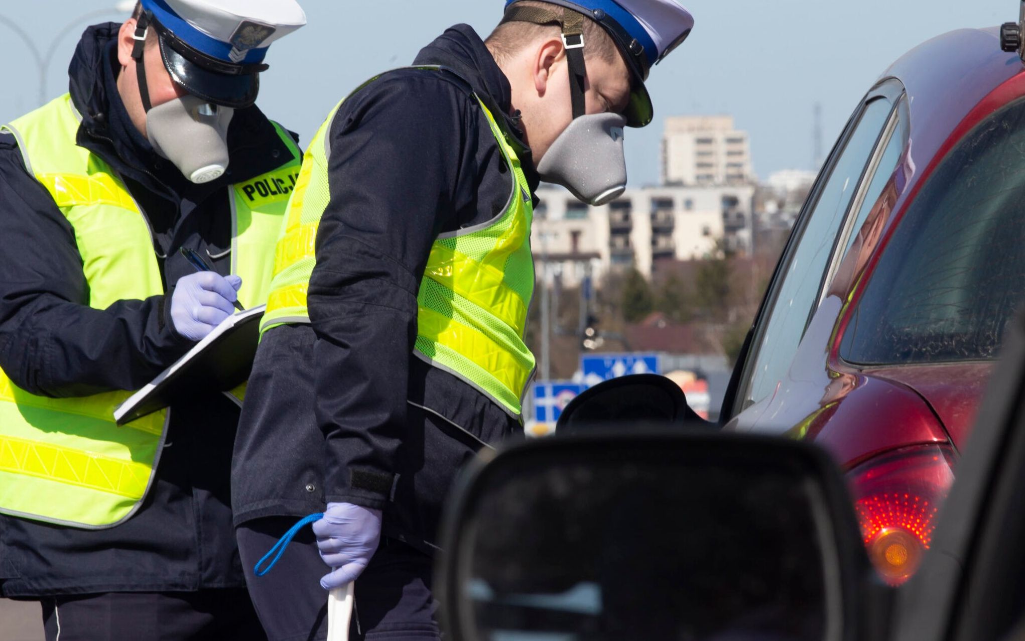 05.04.2020  Bialystok . Policja drogowa podczas kontroli pojazdow pod katem celowosci przejazdu w zwiazku z epidemia koronawirusa .
Fot. Agnieszka Sadowska /Agencja Gazeta. *** Local Caption *** .