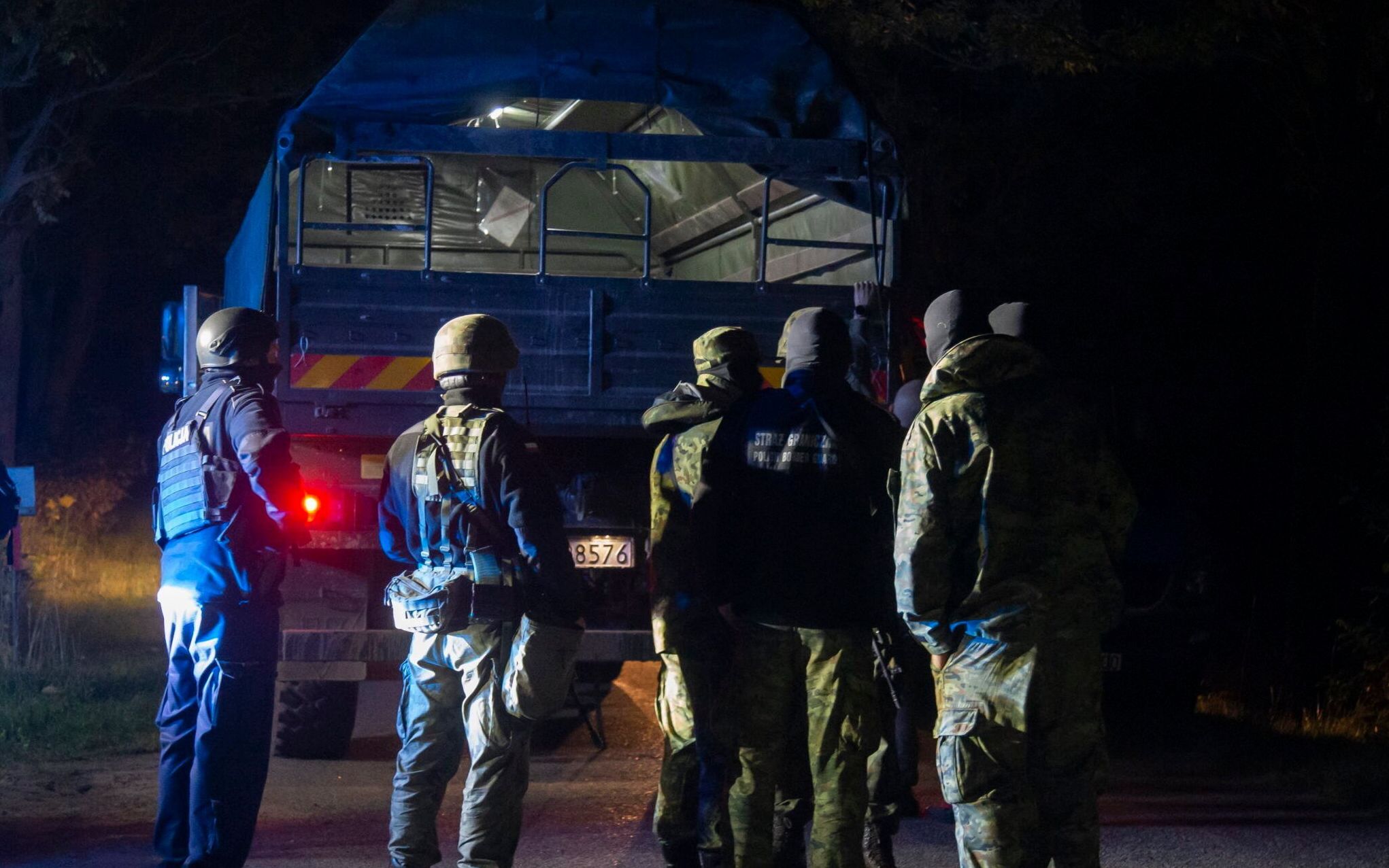 06.09.2021 Podlasie , teren przygraniczny . Droga miedzy wioska Szymki a Nowosady . Nie jest to strefa objeta stanem wyjatkowym . Grupa 10 uchodzcow ciemnoskorych (3 kobiety , 7 mezczyzn z  Ghany oraz jedna osoba z Kamerunu) , ktorzy zostali odnalezieni w zagajniku w poblizu, przez Aleksandre Chrzanowska ze Stowarzyszenia Interwencji Prawnej , Anne Dabrowska i Piotra Skrzypczaka z Homo Faber, Jakuba Bieniasaz z Salam Lab . Ola Chrzanowska i jej wspolpracownicy zebrali od uchodzcow upowaznienia prawne do reprezentowania ich w Polsce . Udzielona zostala pomoc , otrzymali koce cieplne , wode i zywnosc . Nastepnie zostala wezwana karetka do jednej z kobiet . Pozostale osoby zostaly zgloszone do Strazy Granicznej i po ok 3 godzinach , zostaly wywiezione do nieznanego miejsca , w strone obszaru objetego stanem wyjatkowym . Grupa przyszla prawdopodobnie z Grodna na Bialorusi przez " zielona granice " w wyniku tzw. wojny hybrydowej z Bialorusia i dzialan sprzyjajacych udzodzcom przez prezydenta Lukaszenke .

Fot. Agnieszka Sadowska/ Agencja Gazeta. *** Local Caption *** .