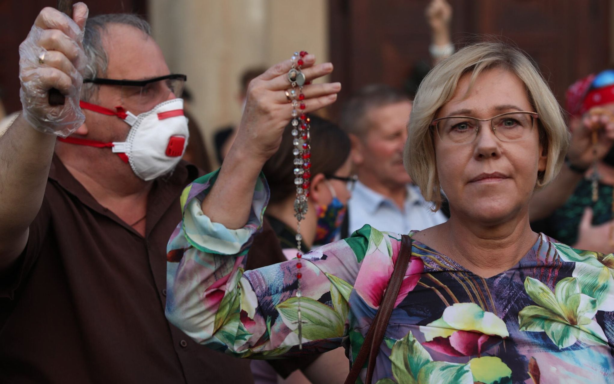29.08.2020 Krakow , Rynek Glowny . Marsz Rownosci i kontrmanifestacja skrajnych prawicowcow . Malopolska kurator oswiaty Barbara Nowak podczas pikiety modlitewnej przed bazylika Mariacka podczas Marszu Rownosci w Krakowie
Fot. Jakub Wlodek / Agencja Gazeta