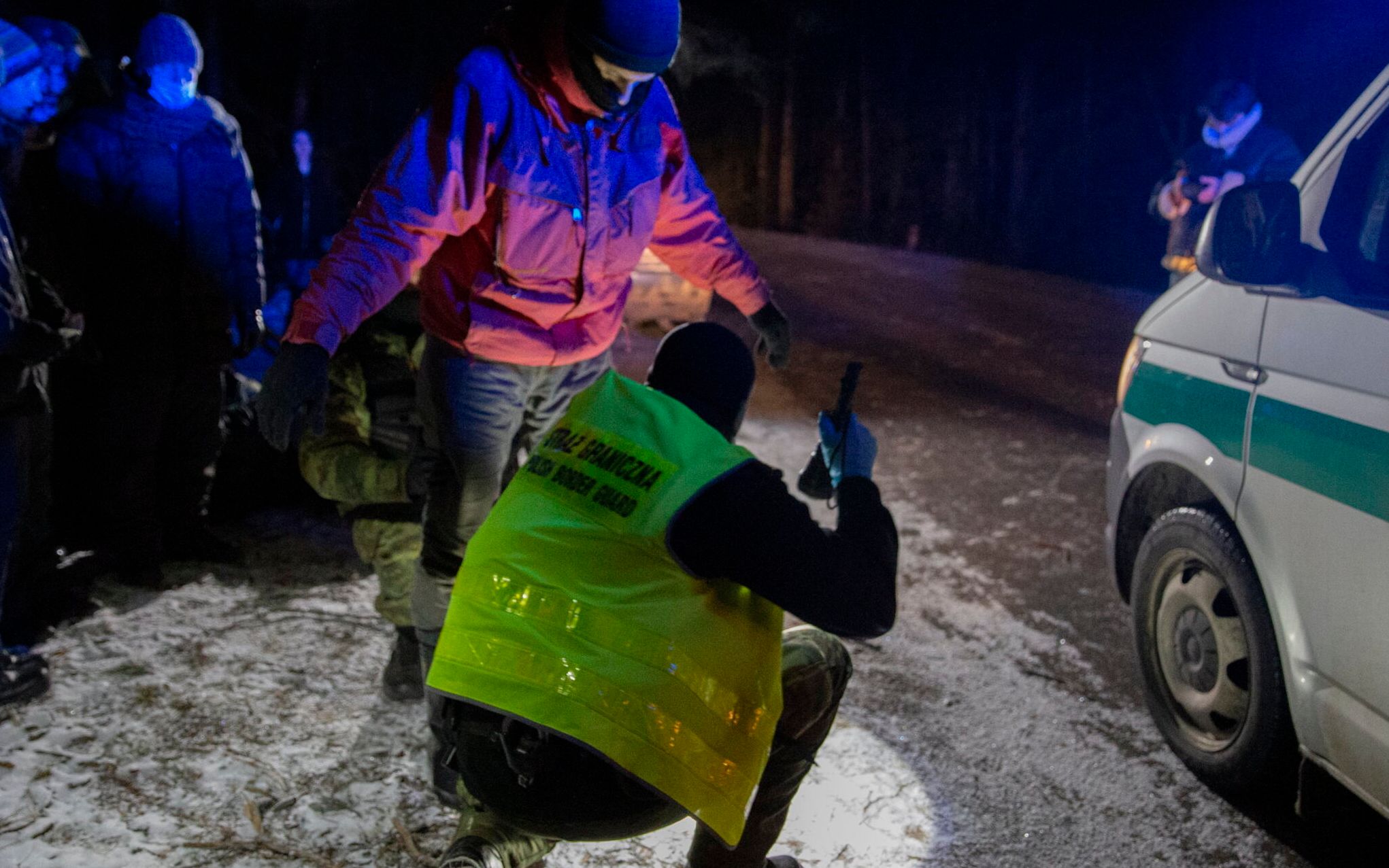 21.12.2021  Prety  - okolica , las miedzy Narewka a Siemianowka . Interwencja z udzialem uchodzcow , Strazy Granicznej i  wolontariuszy , czlonkow Grupy Granica . 6 osob - z Jemenu - Nabil  33 lata , z proteza jednej nogi , ktora stracil w wieku dzieciecym od wybuchu miny ;  Taman 43 lata z corka Rita 17 lat z Syrii , Munzer 25 latz Syrii ;  Ghith z Syrii 26 lat , Amar 48 lat z Iraku poprosili o azyla w Polsce , posiadali z MTPC interim , czyli dokument zakazujacy wywozki z powrotem na granice w ramach pushback .
Fot. Agnieszka Sadowska/ Agencja Wyborcza.pl. *** Local Caption *** .