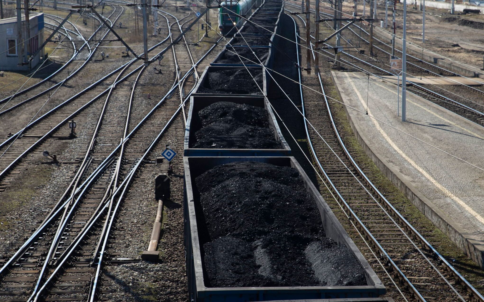 22.03.2022 Bialystok . Dworzec kolejowy PKP . Pociag towarowy z weglem , prawdopodobnie z Rosji , ktory nadjechal z kierunku przejscie granicznego z Bailorusia w Kuznicy . Pociag pojechal w strone Warszawy .
Fot. Agnieszka Sadowska / Agencja Wyborcza.pl