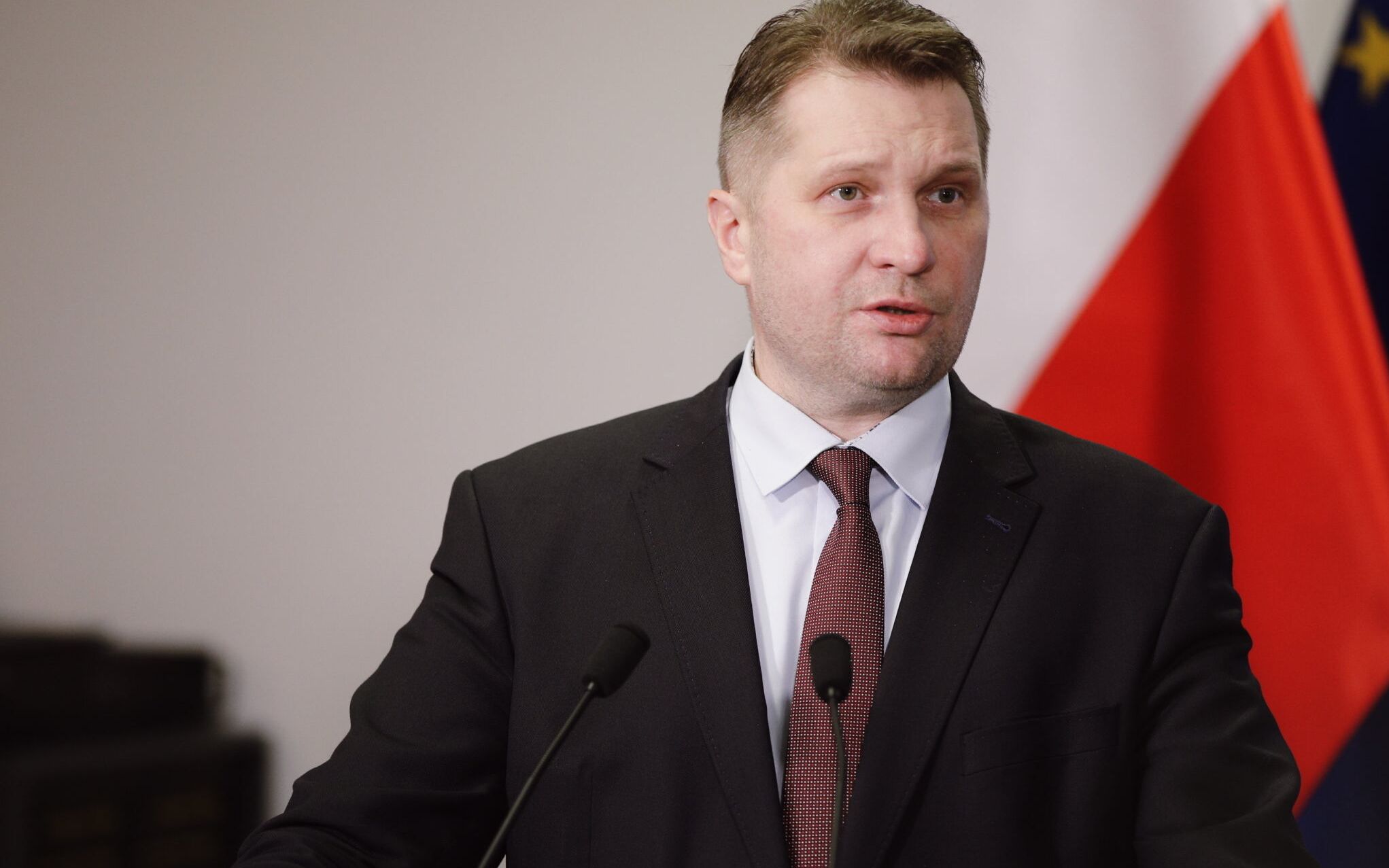 09.02.2022 Warszawa , ul. Miodowa . Minister edukacji i nauki Przemyslaw Czarnek  podczas wspolnej konferencja prasowej szefa resortu zdrowia Adama Niedzielskiego ws. zmniejszenia obostrzen oraz powrotu mlodziezy do nauki stacjonarnej od 21 lutego . 

Fot. Dawid Zuchowicz / Agencja Wyborcza.pl