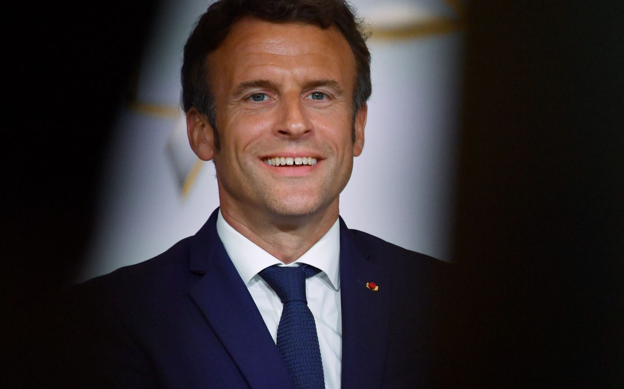 French President Emmanuel Macron attends a meeting with French esport video game players at the Elysee Palace in Paris, on June 3, 2022. (Photo by JULIEN DE ROSA / POOL / AFP)