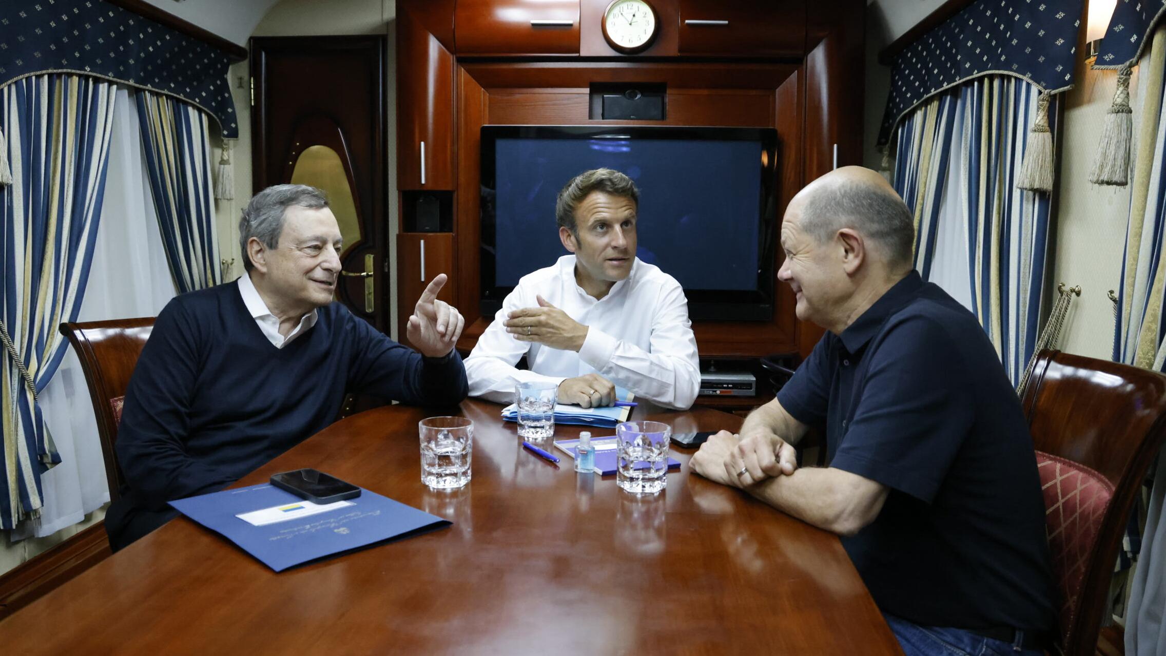 Trzech mężczyzn w przedziale pociągu: premier Włoch Mario Draghi, kanclerz Niemiec Olaf Scholz i prezydent Francji Emmanuel Macron