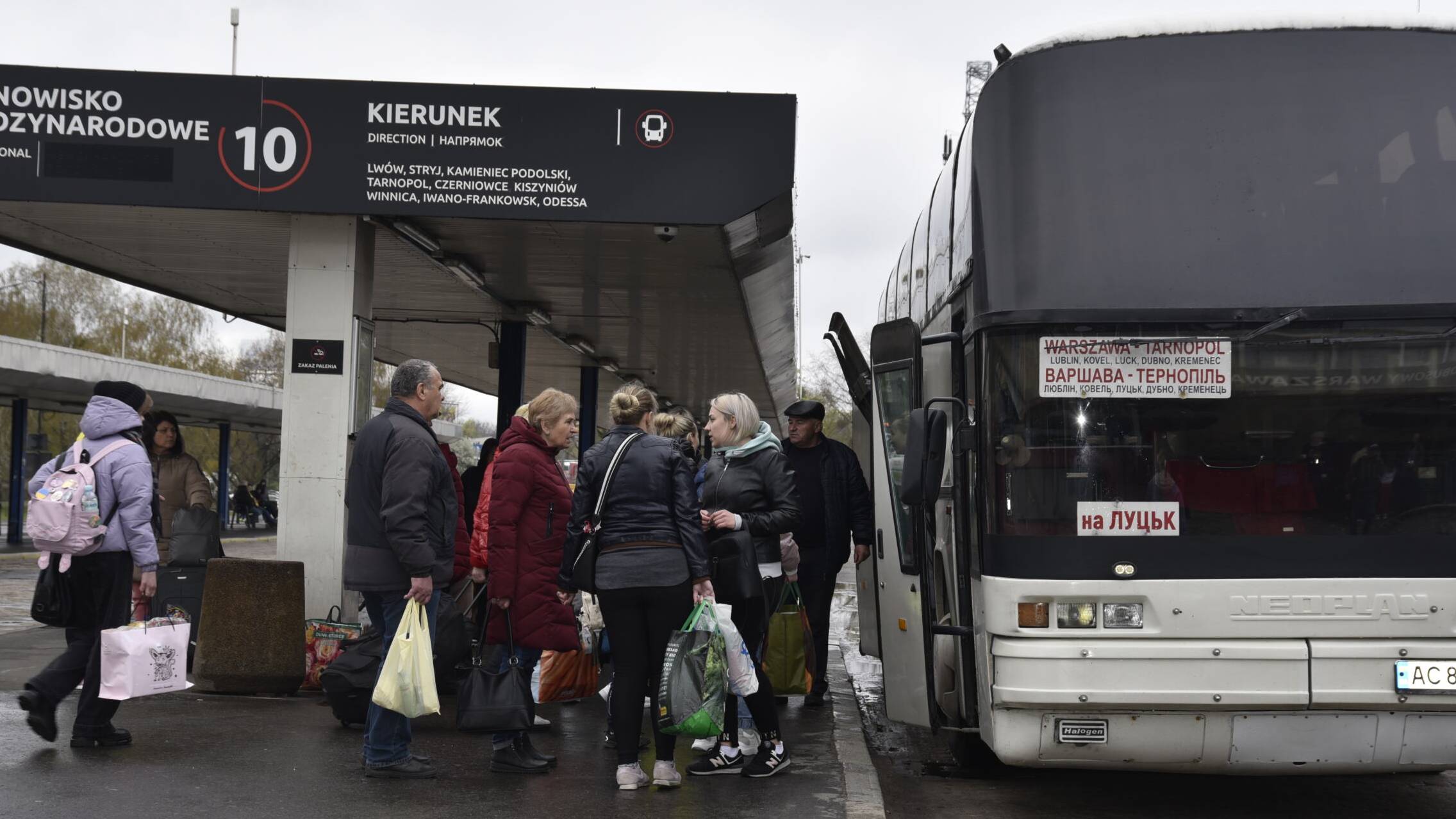Pasażerowie wsiadają do autobusu jadącego do Ukrainy