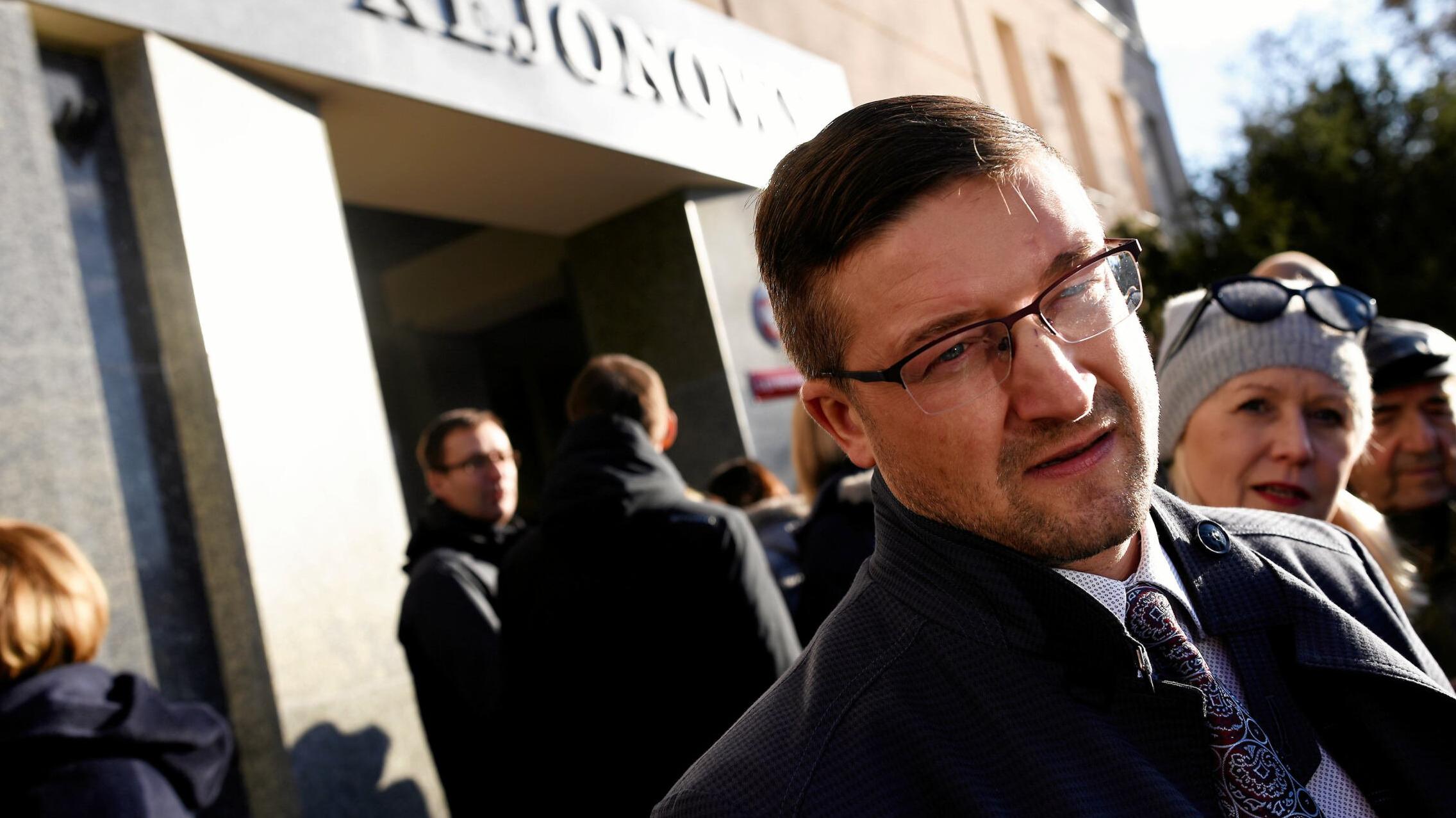 Paweł Juszczyszyn stoi przed Sądem Rejonowym w Olsztynie