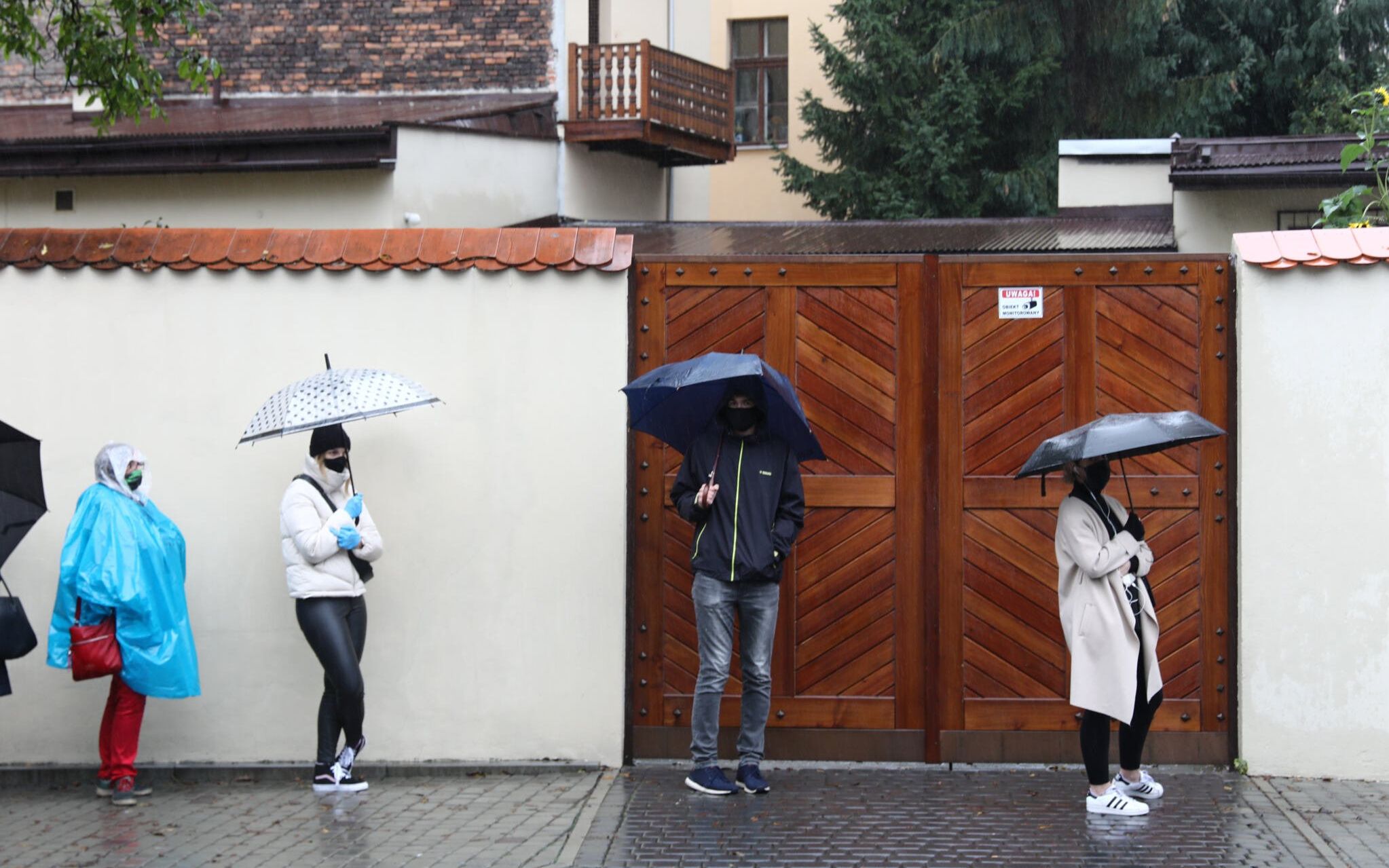13.10.2020 Krakow , ulica Kopernika . Kolejka do punktu wymazowego , badania na obecnosc koronawirusa . Fot. Jakub Porzycki / Agencja Gazeta