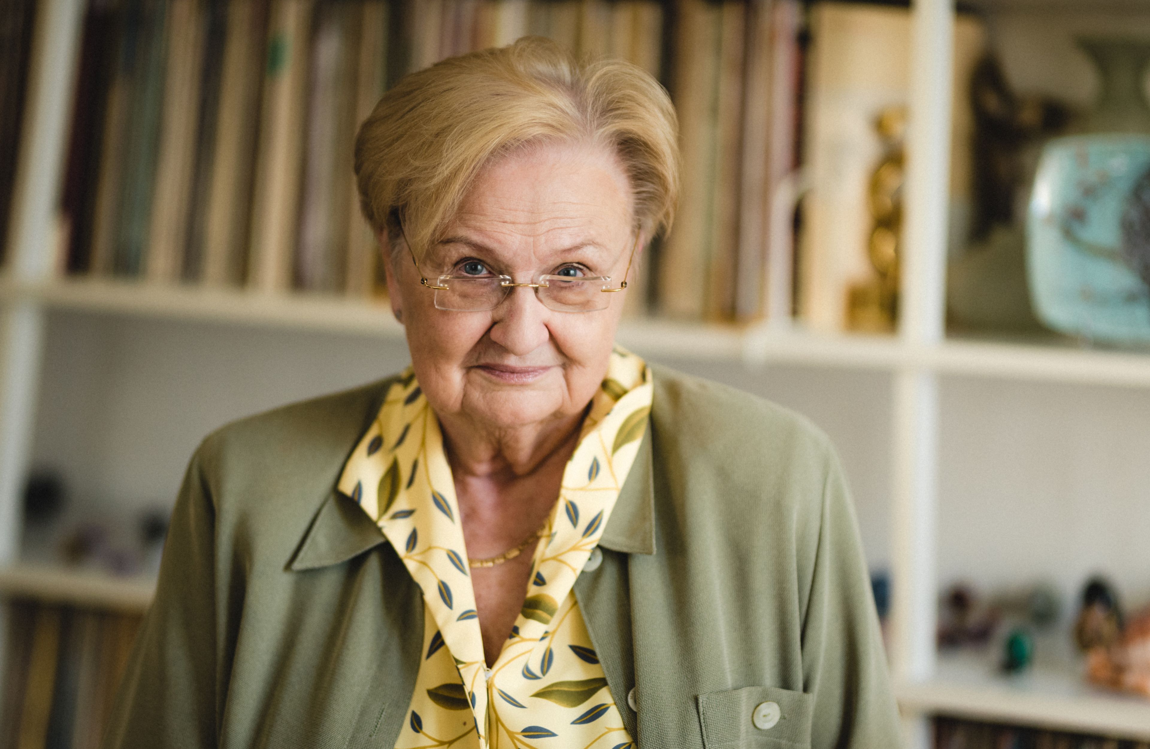 Ewa Łętowska z uśmiechem patrzy w obiektyw
