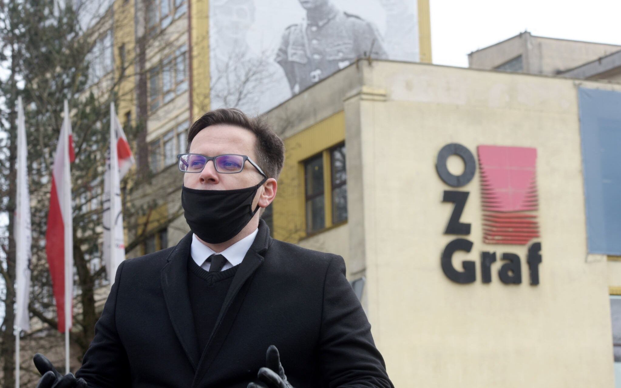 01.03.2021 Olsztyn , ul Dworcowa / Towarowa . Pawel Warot , naczelnik Delegatury IPN w Olsztynie podczas odsloniecia na budynku Olsztynskich Zakladow Graficznych baneru z wizerunkiem majora Zygmunta Edwarda Szedzielarza "Lupaszki" przez przedstawicieli olsztynskiej delegatury IPN .
Fot . Robert Robaszewski / Agencja Gazeta
