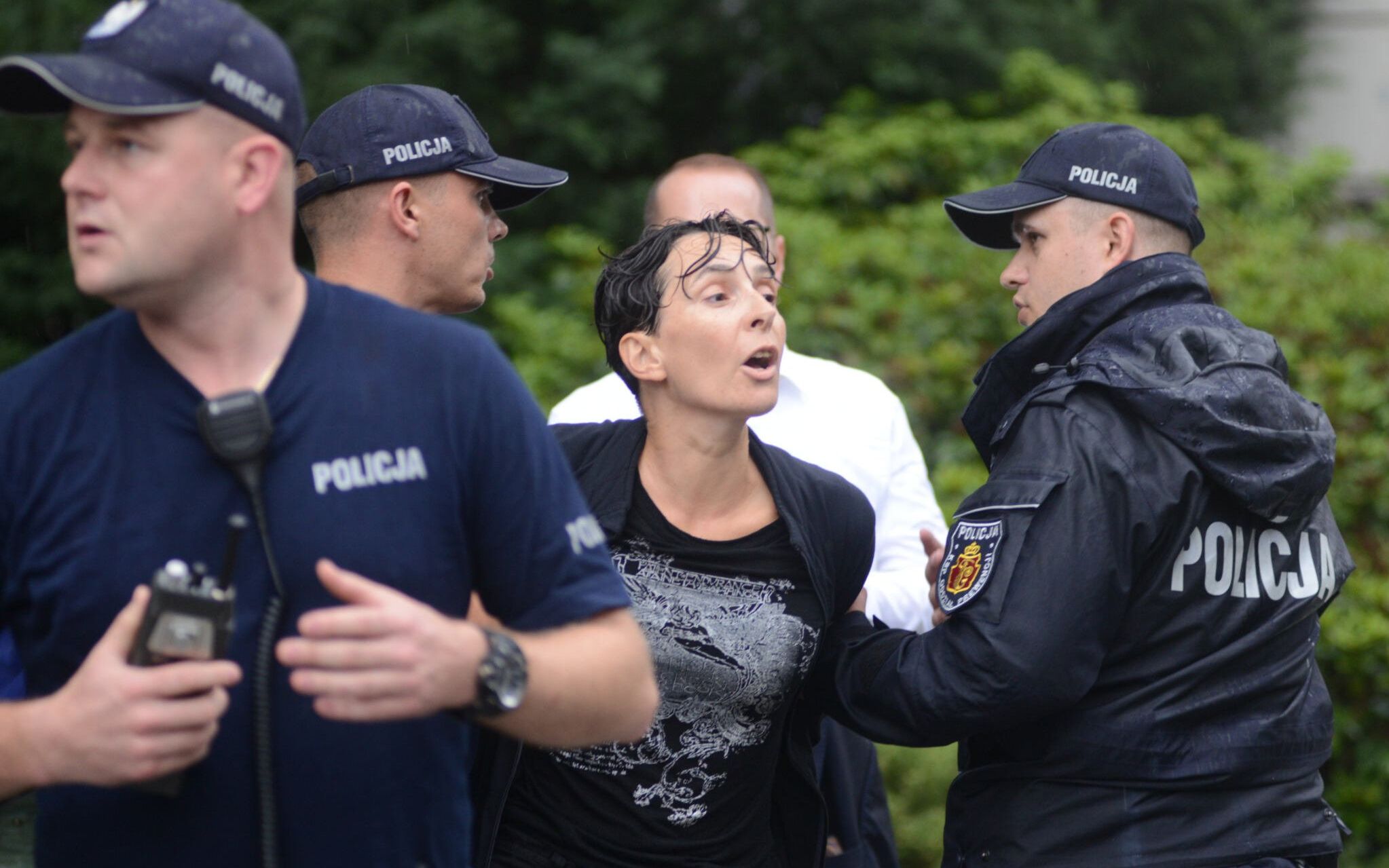 18.07.2018 Warszawa , Sejm, ul. Wiejska . Pisarka, redaktorka, tlumaczka, aktywistka Strajku Kobiet Klementyna Suchanow skuta przez policjantow podczas  Wiecu na zakazanej ziemi ". Dzialacze Obywateli RP , Komitetu Obrony Demokracji i Strajku Kobiet probowali wejsc w asyscie parlamentarzystow na teren Sejmu RP w dniu rozpoczecia ostatniego posiedzenia sejmu przed wakacjami .
Fot. Maciek Jazwiecki / Agencja Gazeta