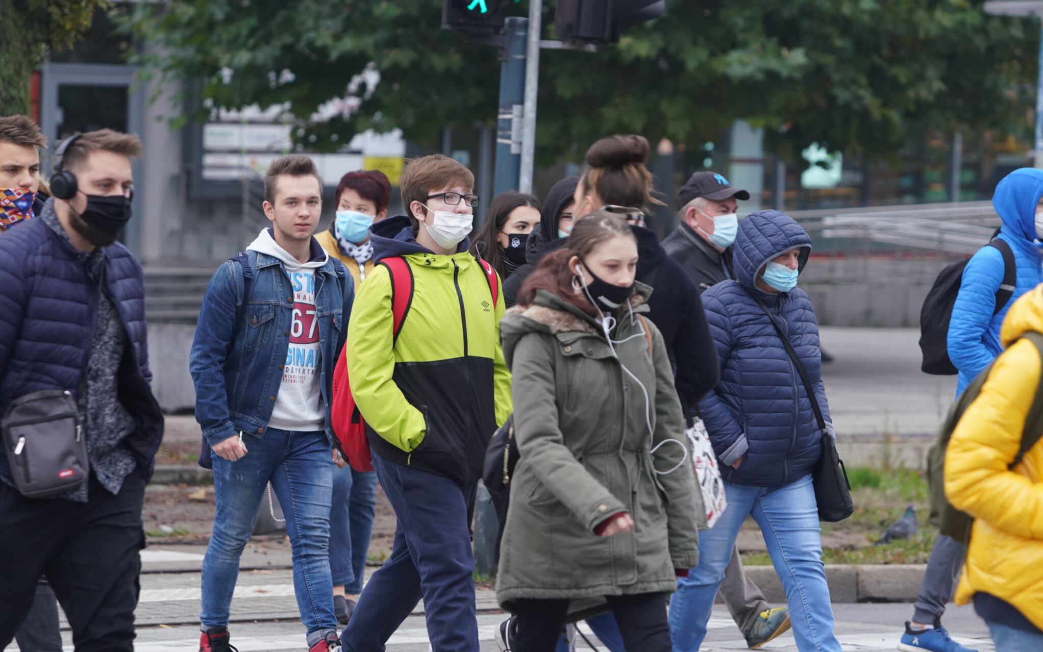 16.10.2020 Czestochowa , II aleja NMP, rog alei Wolnosci. Mieszkancy w centrum miasta w maseczkach w rezimie sanitarnym w czasie epidemii koronawirusa. Czestochowa od 17.10 znajdzie sie w strefie czerwonej. Fot . Grzegorz Skowronek / Agencja Gazeta