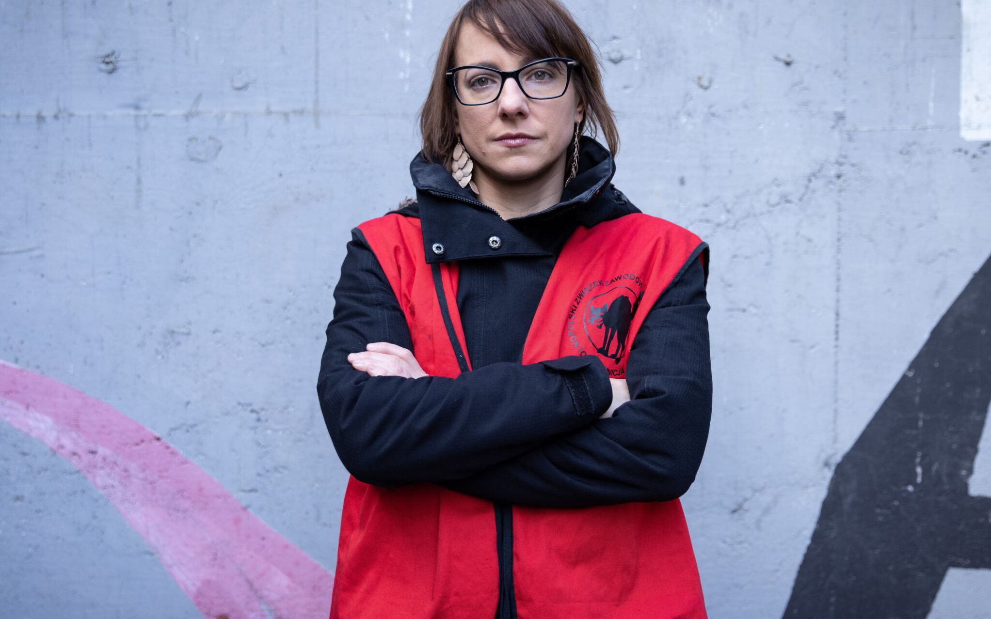18.11.2021 Poznan . Maria Malinowska ze zwiazku zawodowego Inicjatywa Pracownicza . Amazon wyrzucil ja z pracy w magazynie w podpoznanskich Sadach . 

Amazon jako przyczyne podal  filmowanie lub fotografowanie procesu przenoszenia zwlok " , zwiazkoczyni temu zaprzecza ( we wrzesniu tego roku na terenie zakladu zmarl 49-letni mezczyzna , Dariusz. Byl kolega z pracy Marii ). 

"  Zarzad Amazona lubi mówic o przykrym zdarzeniu losowym", kiedy tak naprawde w niedlugim czasie doszlo do smierci dwóch naszych pracowników. To nie sa zdarzenia losowe, to efekt tego, jak wyglada tu praca. Gdyby polityka firmy byla inna, to do tych smierci byc moze by nie doszlo."

Zwiazkowczyni na lamach prasy krytykowala wysrubowane normy i zadania ponad sily. Mówila o obawie o utrate stanowiska, przemeczeniu pracowników. Wskazywala, ze chorowanie nie jest w firmie mile widziane, a kazdy krok pracowników rejestruje komputer.  W Amazonie komputer kontroluje twoja prace. Tu nie ma miejsca na ludzkie odruchy, kiepskie samopoczucie, choroby, kilka minut odpoczynku. Ten element kontroli jest niesamowicie meczacy

Fot. Lukasz Cynalewski /  Agencja Wyborcza.pl