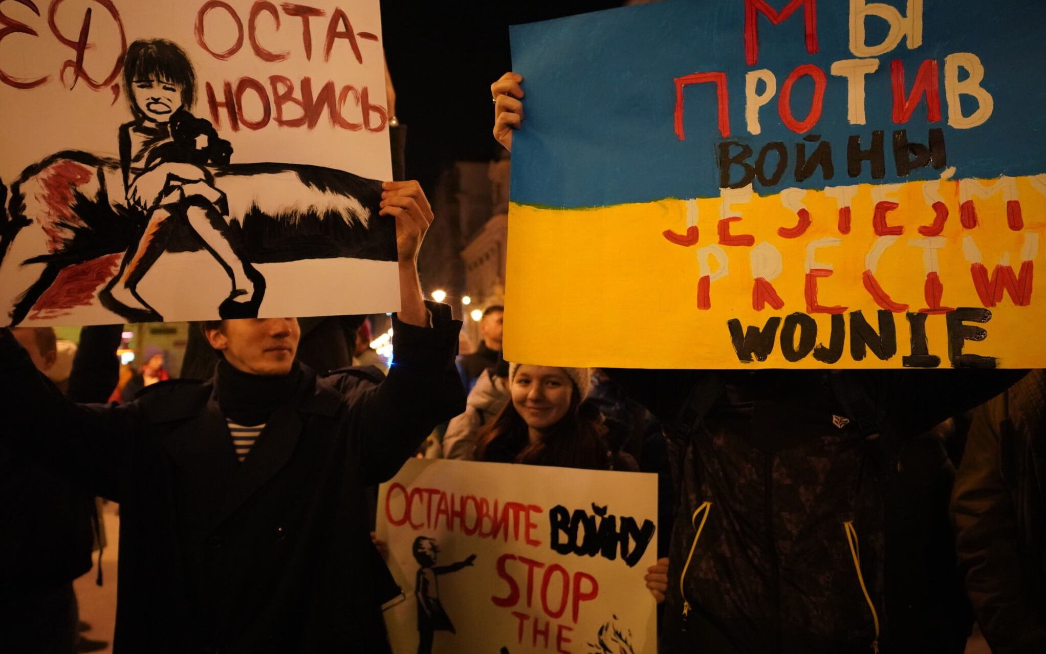 24.02.2022 Lodz , ulica Piotrkowska . Konsulat Ukrainy . Manifestacja solidarnosci z Ukraina w zwiazku z rosyjska inwazja na Ukraine . 
Fot. Marcin Stepien / Agencja Wyborcza.pl