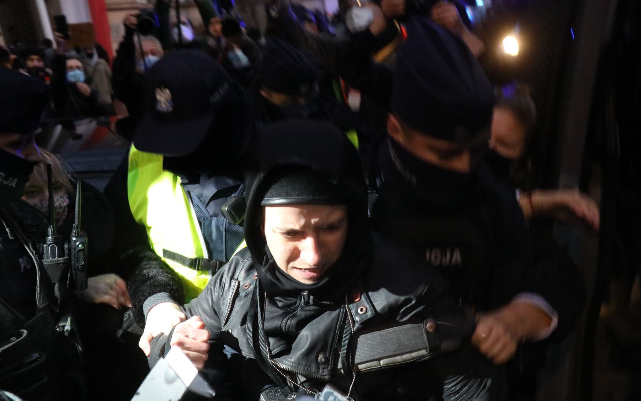 23.11.2020 Warszawa , aleja Szucha . Minisertstwo Edukacji i Nauki . Protest aktywistow . Fotoreporterka '' Gazety Wyborczej '' Agata Grzybowska podczas zatrzymania przez policje .
Fot. Maciek Jazwiecki / Agencja Gazeta